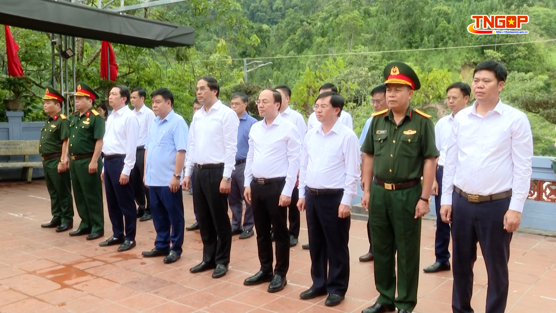 Đoàn đại biểu tỉnh Thái Nguyên dâng hương tri ân các Anh hùng liệt sĩ tại Vị Xuyên