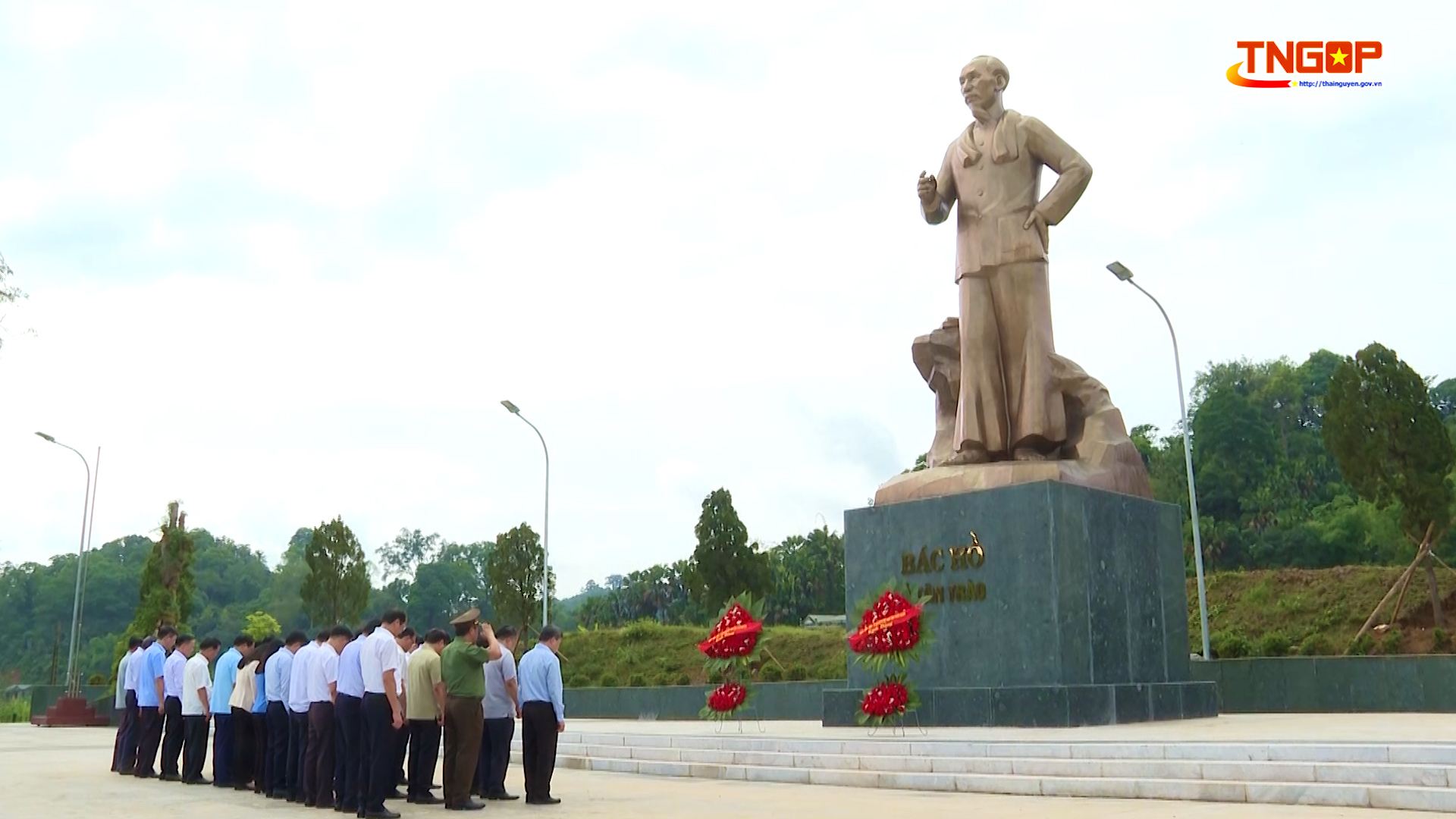 Đoàn công tác hai tỉnh Thái Nguyên và Tuyên Quang dâng hương tưởng niệm Chủ tịch Hồ Chí Minh