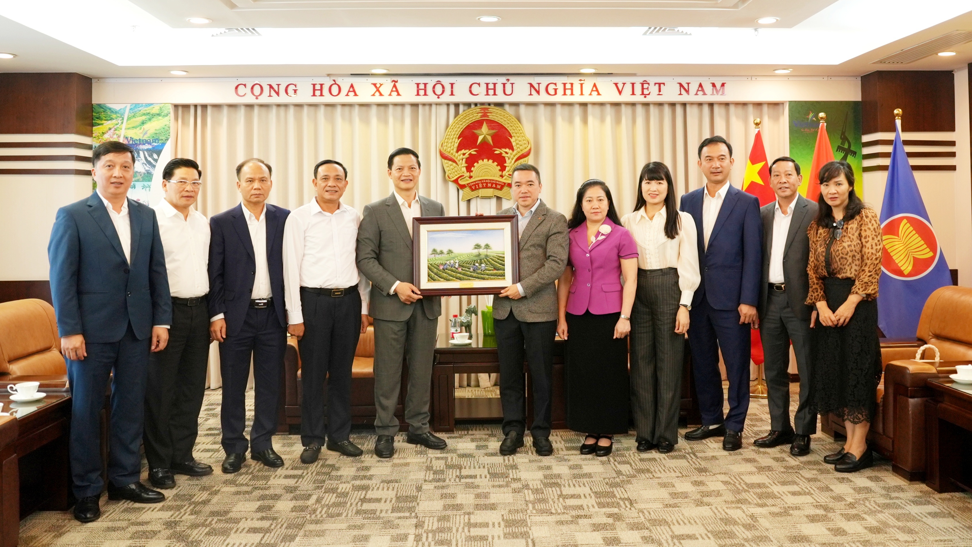 Đoàn công tác tỉnh Thái Nguyên làm việc với Tổng Lãnh sự quán Việt Nam tại Thượng Hải