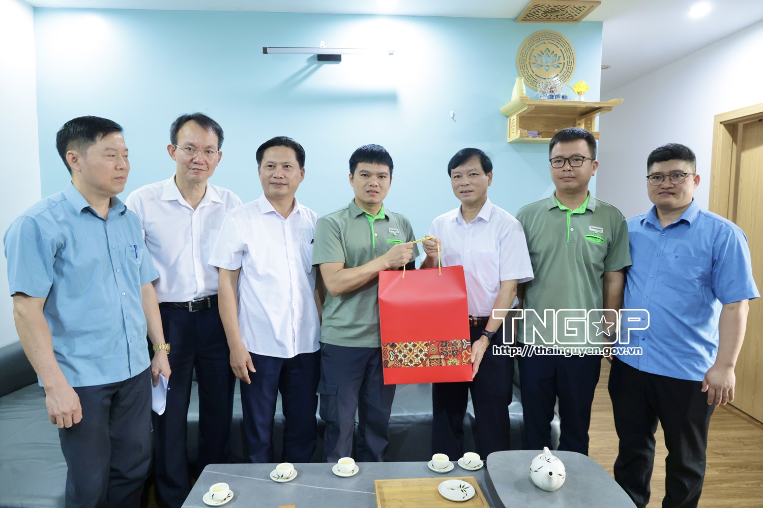 Thăm hỏi, tặng quà công nhân bị tai nạn lao động