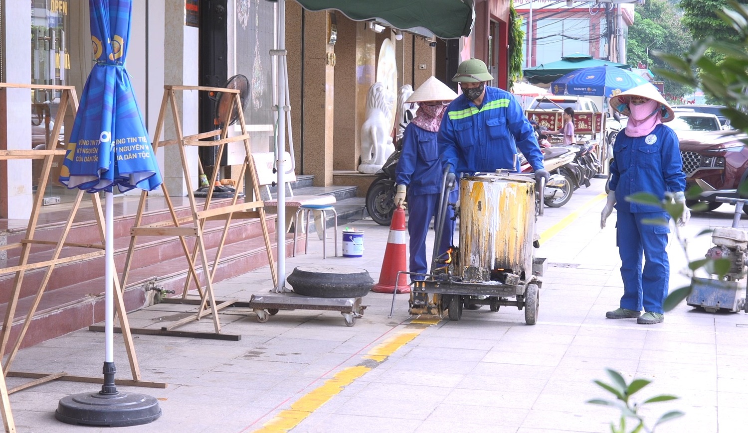 Phường Phan Đình Phùng triển khai kẻ vạch sơn, bố trí lối đi bộ và vị trí đỗ xe trên các tuyến phố chính