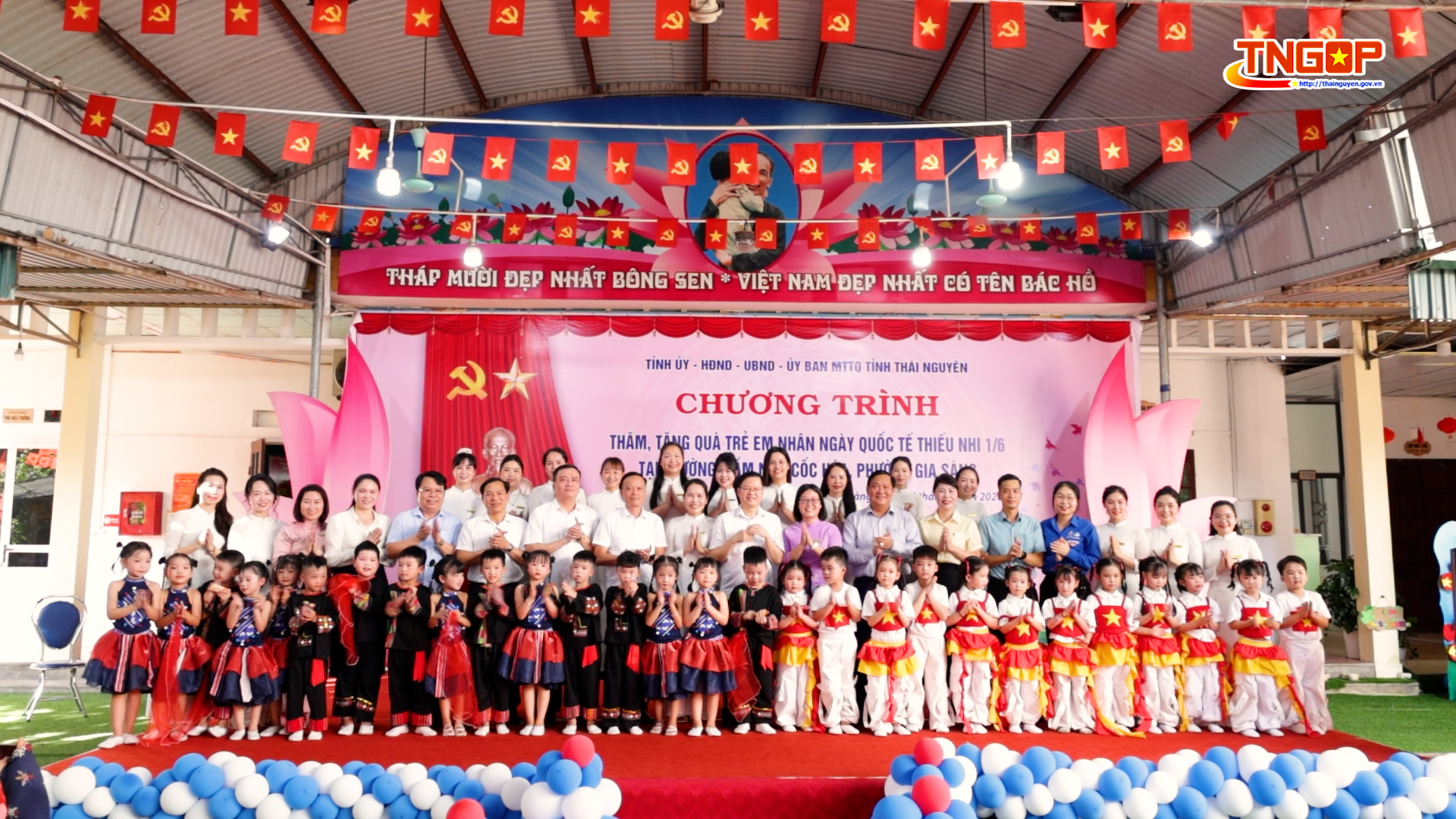 Tặng quà cho trẻ em tại Trường Mầm non Cốc Hóa, phường Gia Sàng