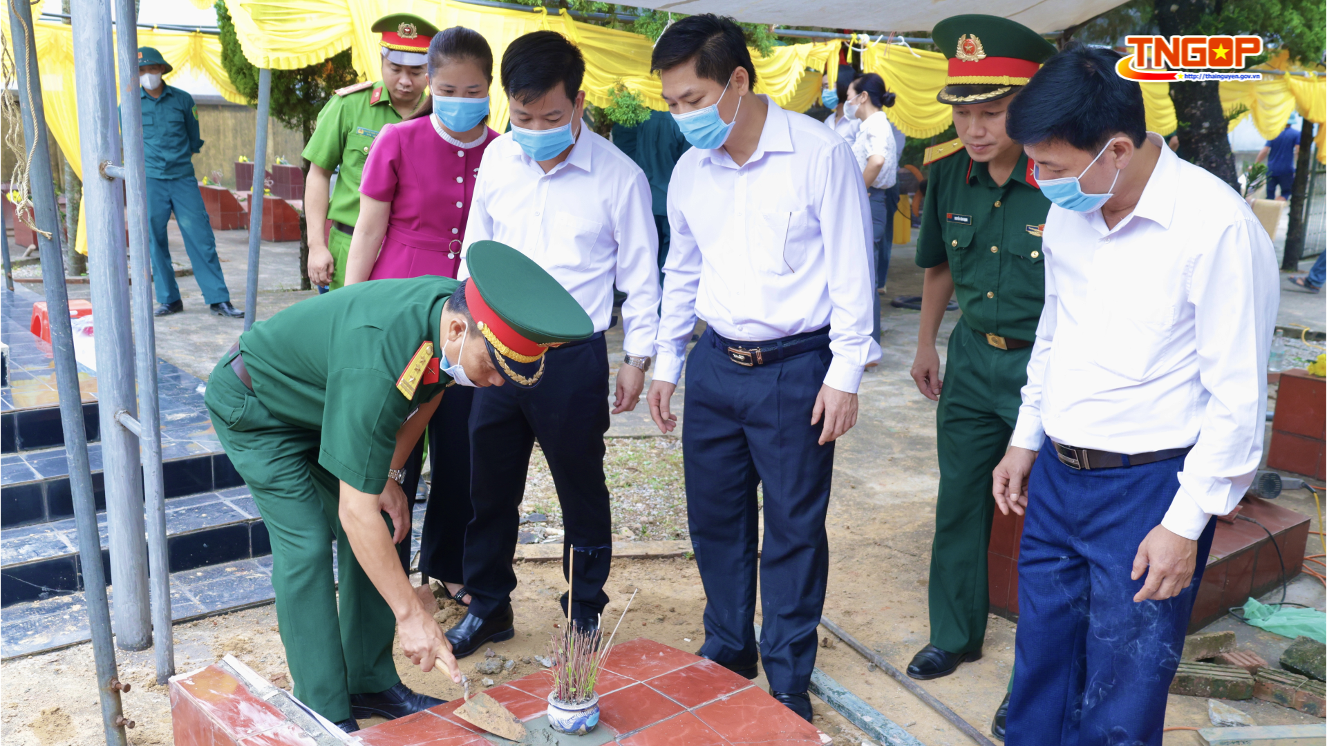 Lấy mẫu hài cốt liệt sĩ chưa xác định được danh tính tại các nghĩa trang liệt sĩ trên địa bàn xã Kha Sơn