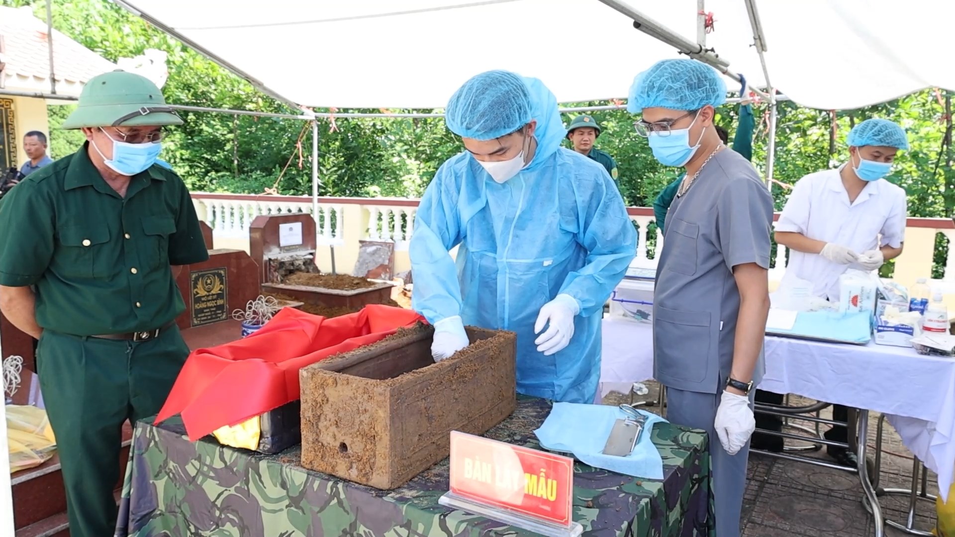 Lấy mẫu hài cốt chưa được xác định danh tính tại các nghĩa trang liệt sĩ trên địa bàn xã Phú Lạc