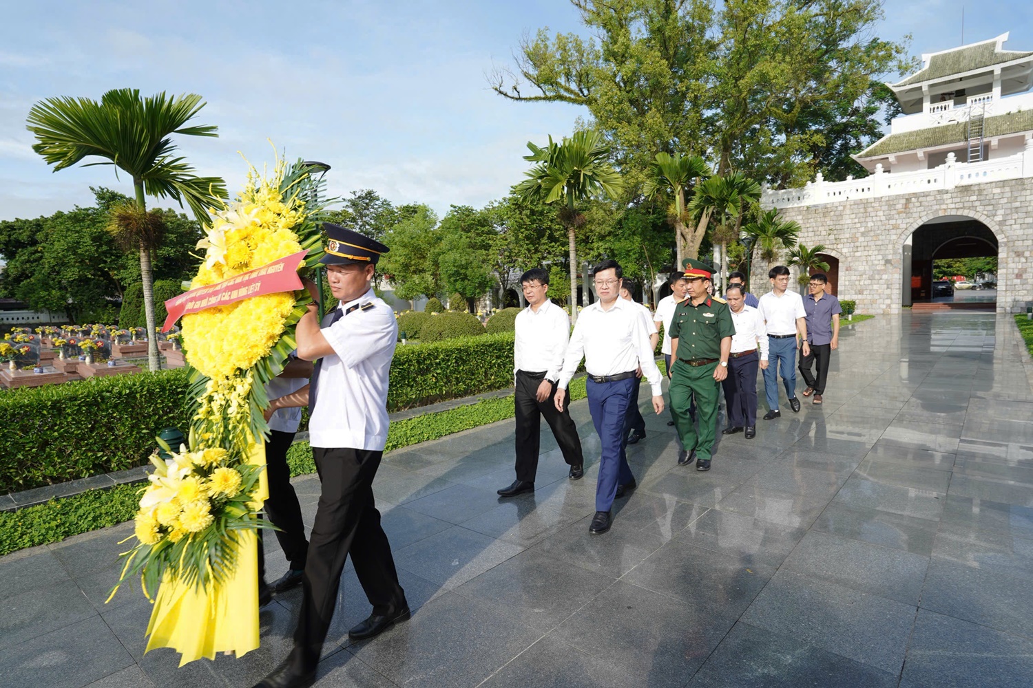 Đoàn đại biểu tỉnh Thái Nguyên dâng hương tưởng niệm các Anh hùng liệt sĩ tại tỉnh Điện Biên