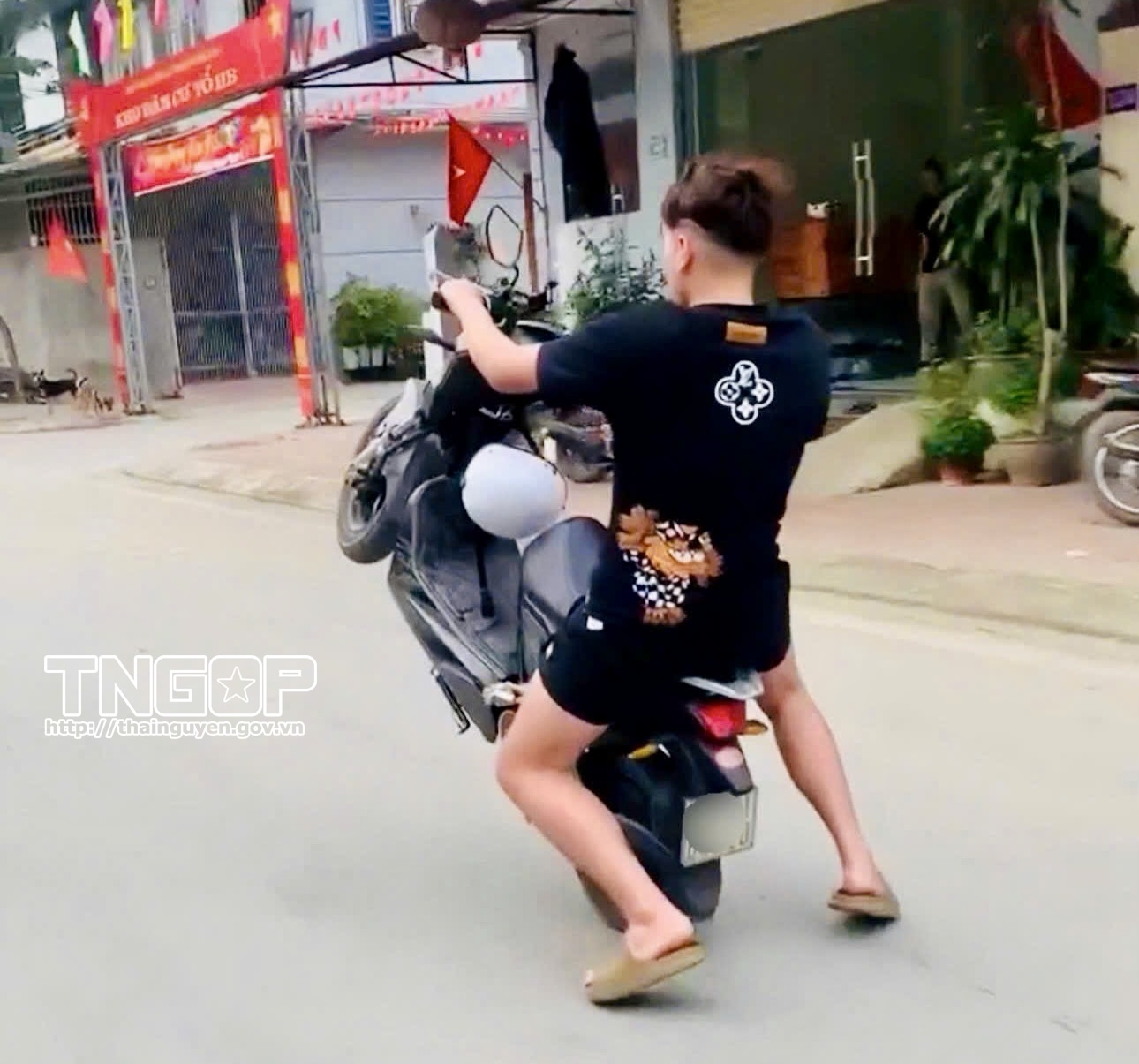 Thái Nguyên: Xử lý nghiêm trường hợp thanh niên điều khiển xe máy điện bốc đầu trên đường