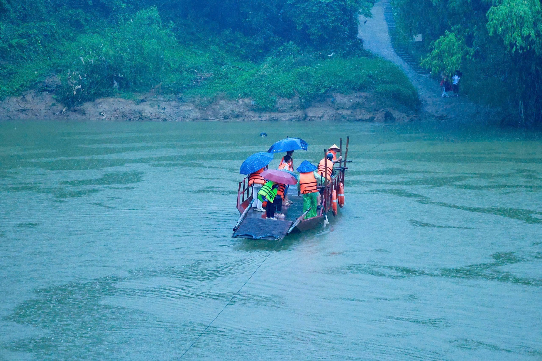 Tăng cường các giải pháp bảo đảm an toàn cho học sinh trên đường đến trường
