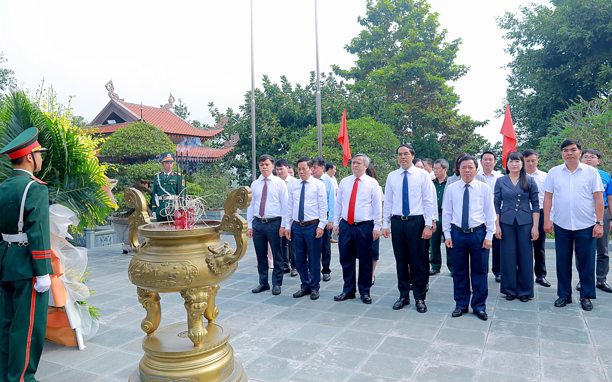 Dâng hương tưởng niệm Chủ tịch Hồ Chí Minh nhân kỷ niệm 78 năm ngày Truyền thống ngành Kiểm tra Đảng