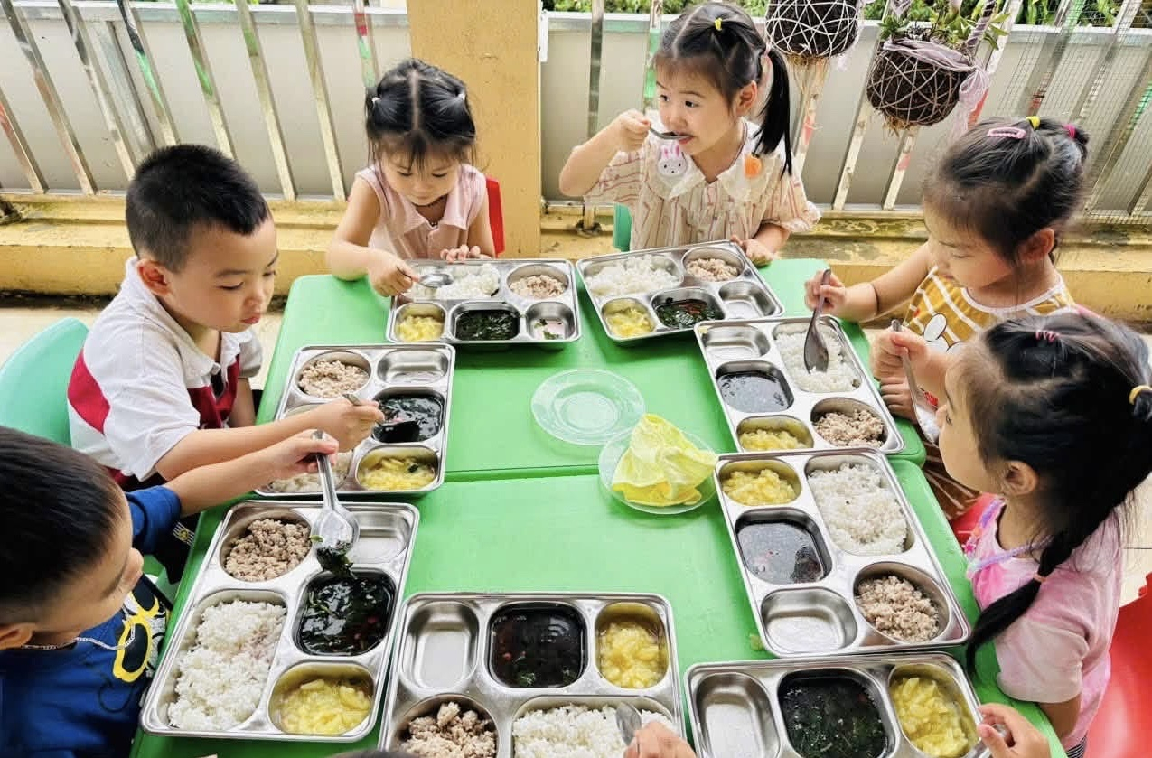 Khẩn trương tổ chức bữa ăn nội trú, bán trú cho học sinh