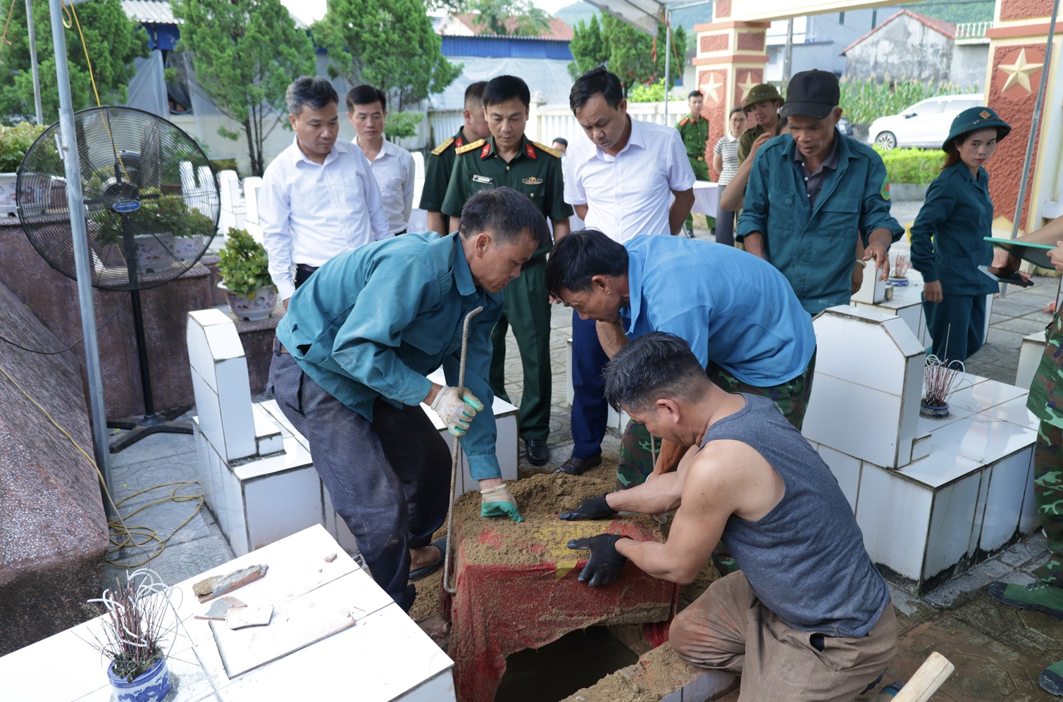 Lấy mẫu hài cốt liệt sĩ chưa xác định được thông tin tại Nghĩa trang liệt sĩ Cát Nê