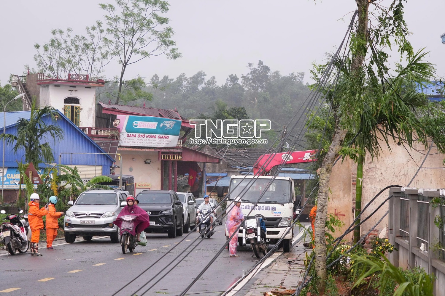 Dông lốc, mưa đá gây sự cố lưới điện tại nhiều địa phương ở Thái Nguyên