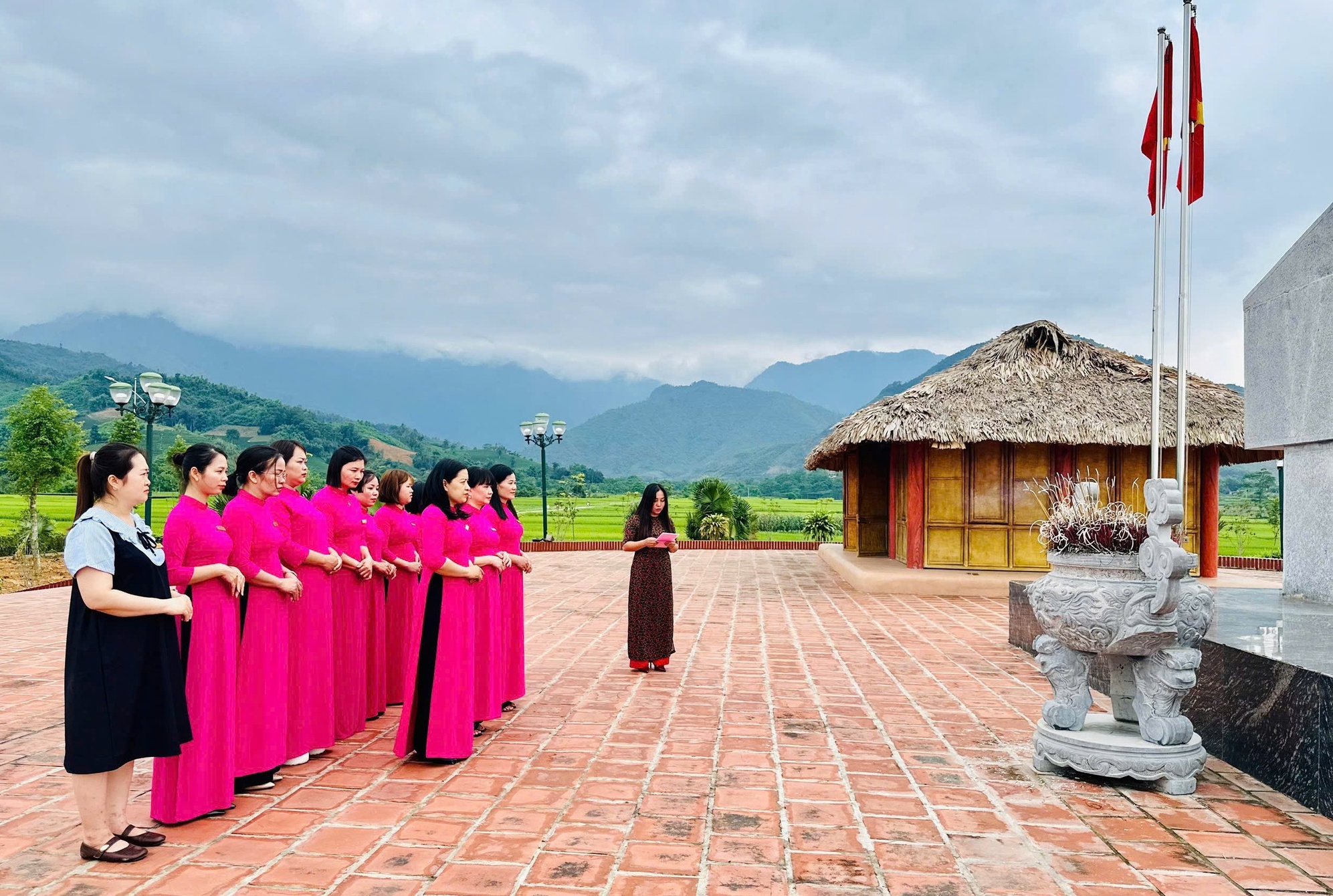 Phát động phong trào thi đua xây dựng "chi bộ bốn tốt", "đảng bộ cơ sở bốn tốt"