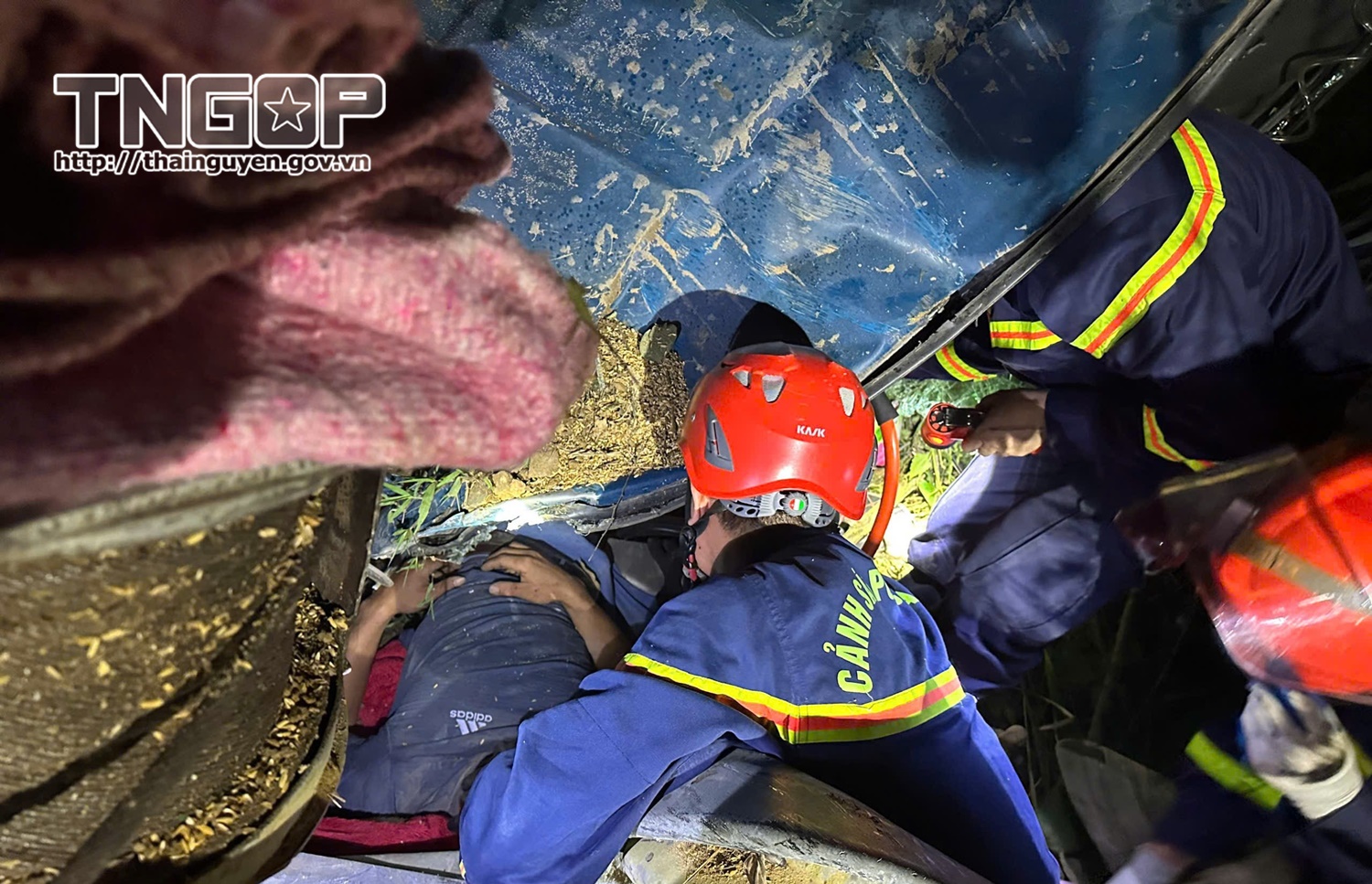 Kịp thời cứu nạn nhân mắc kẹt trong vụ lật xe tải trên đèo Áng Toòng