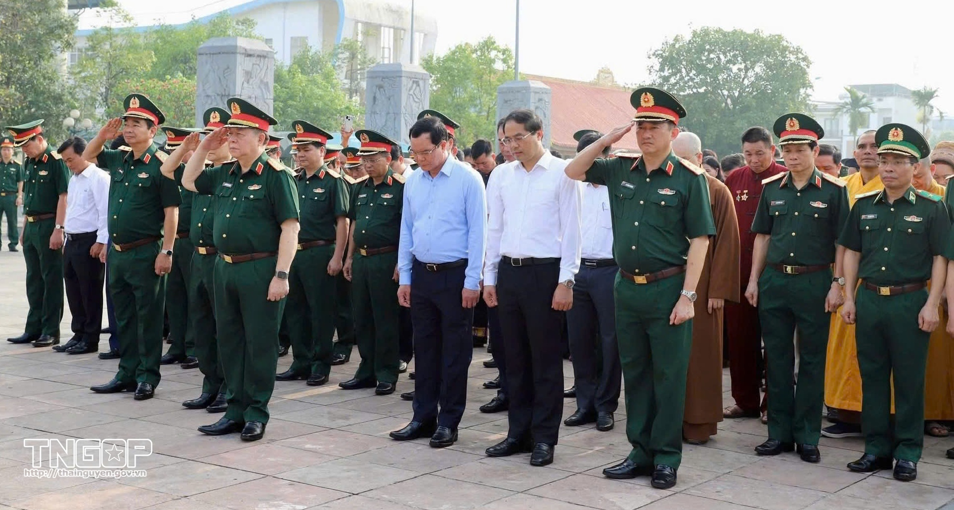 Đại tướng Nguyễn Trọng Nghĩa và các già làng trưởng bản, người có uy tín dâng hương tại Khu di tích 915