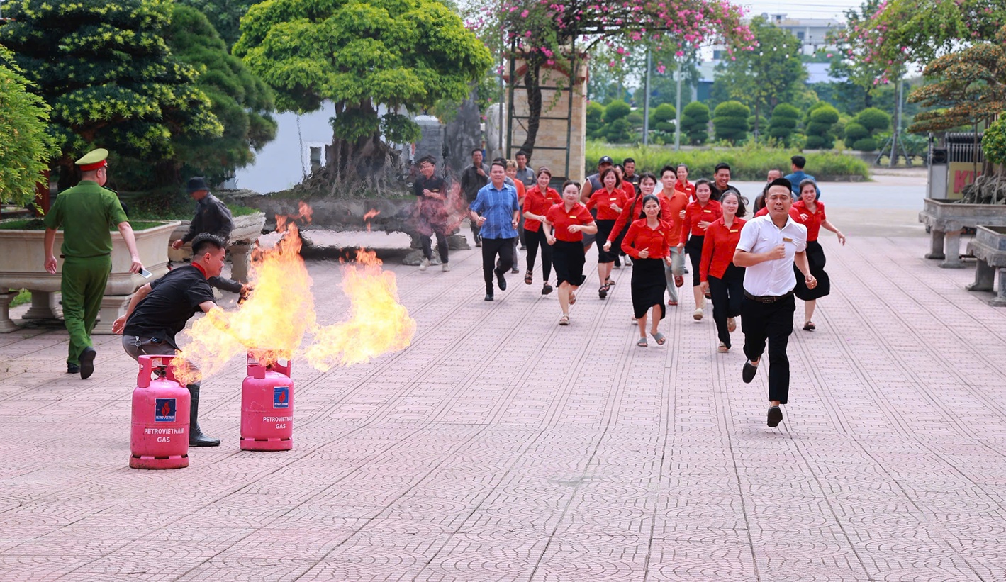 Diễn tập phương án chữa cháy và cứu nạn, cứu hộ tại Trung tâm Thương mại và Du lịch Dũng Tân