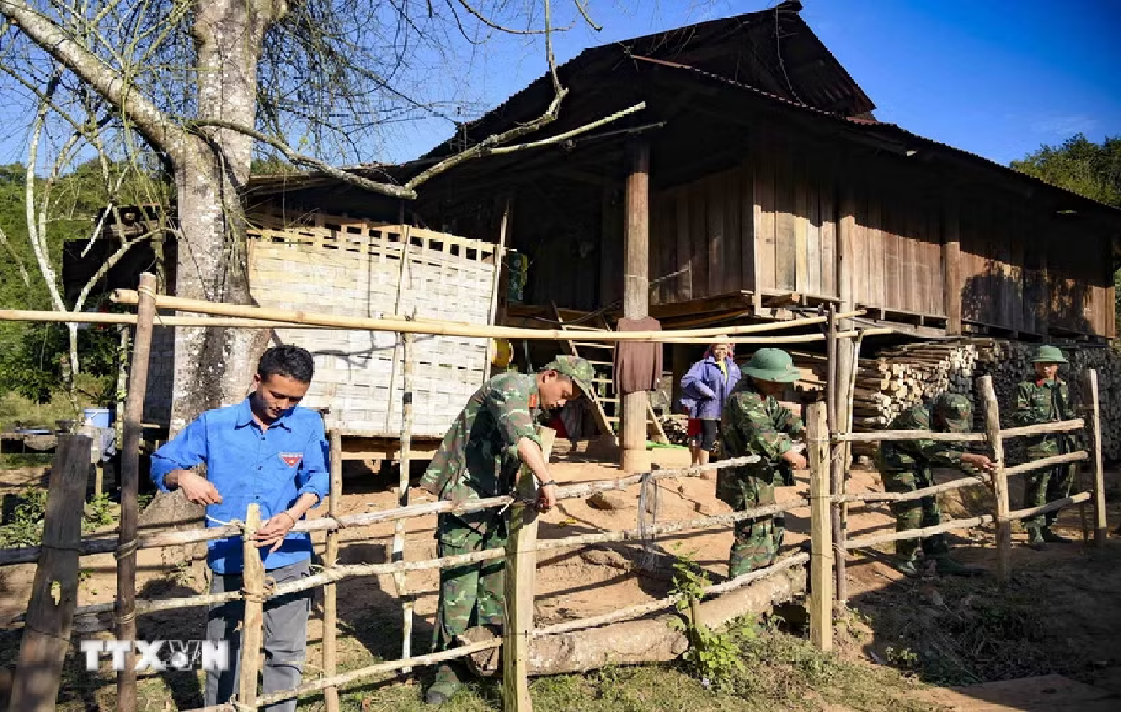 Đổi mới phương pháp công tác dân vận lấy người dân, doanh nghiệp làm trung tâm