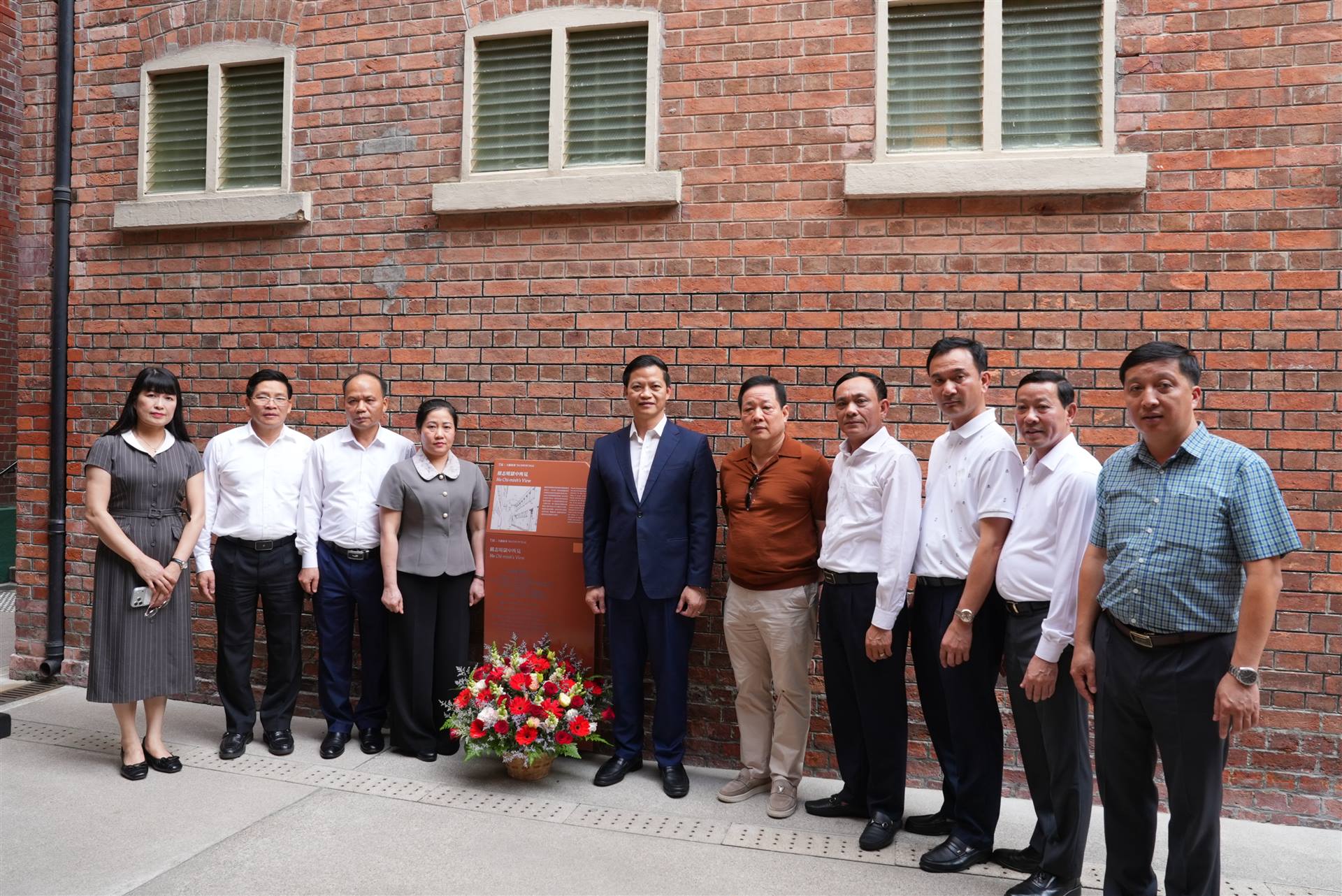 Đoàn công tác tỉnh Thái Nguyên dâng hoa tưởng niệm Chủ tịch Hồ Chí Minh tại Khu di tích Tai Kwun, Hồng Công (Trung Quốc)
