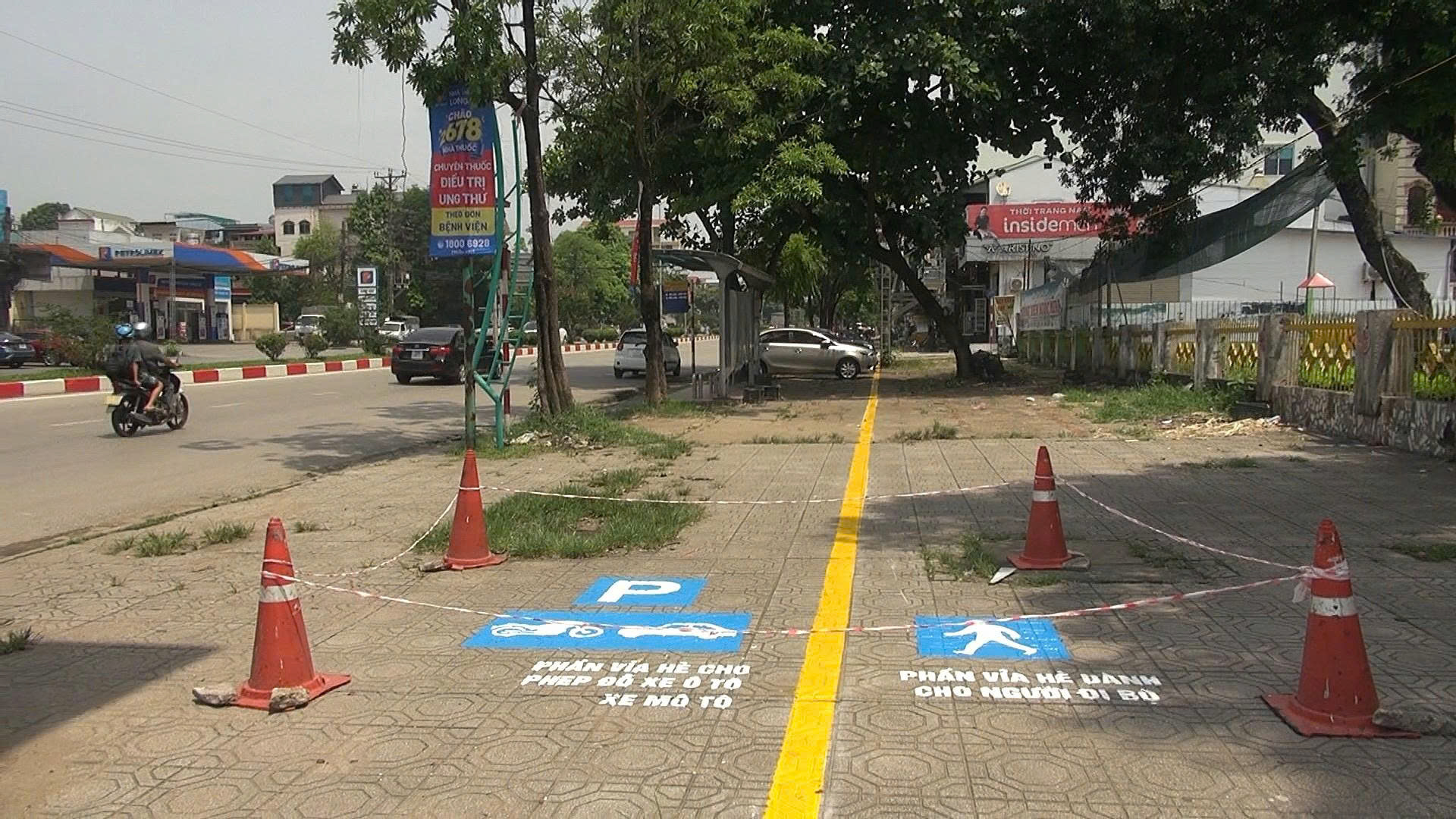 Phân định lối đi dành cho người đi bộ trên vỉa hè