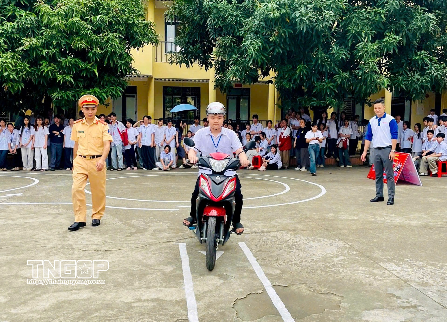 Hơn 1.700 học sinh Trường THPT Sông Công tham gia tìm hiểu pháp luật giao thông