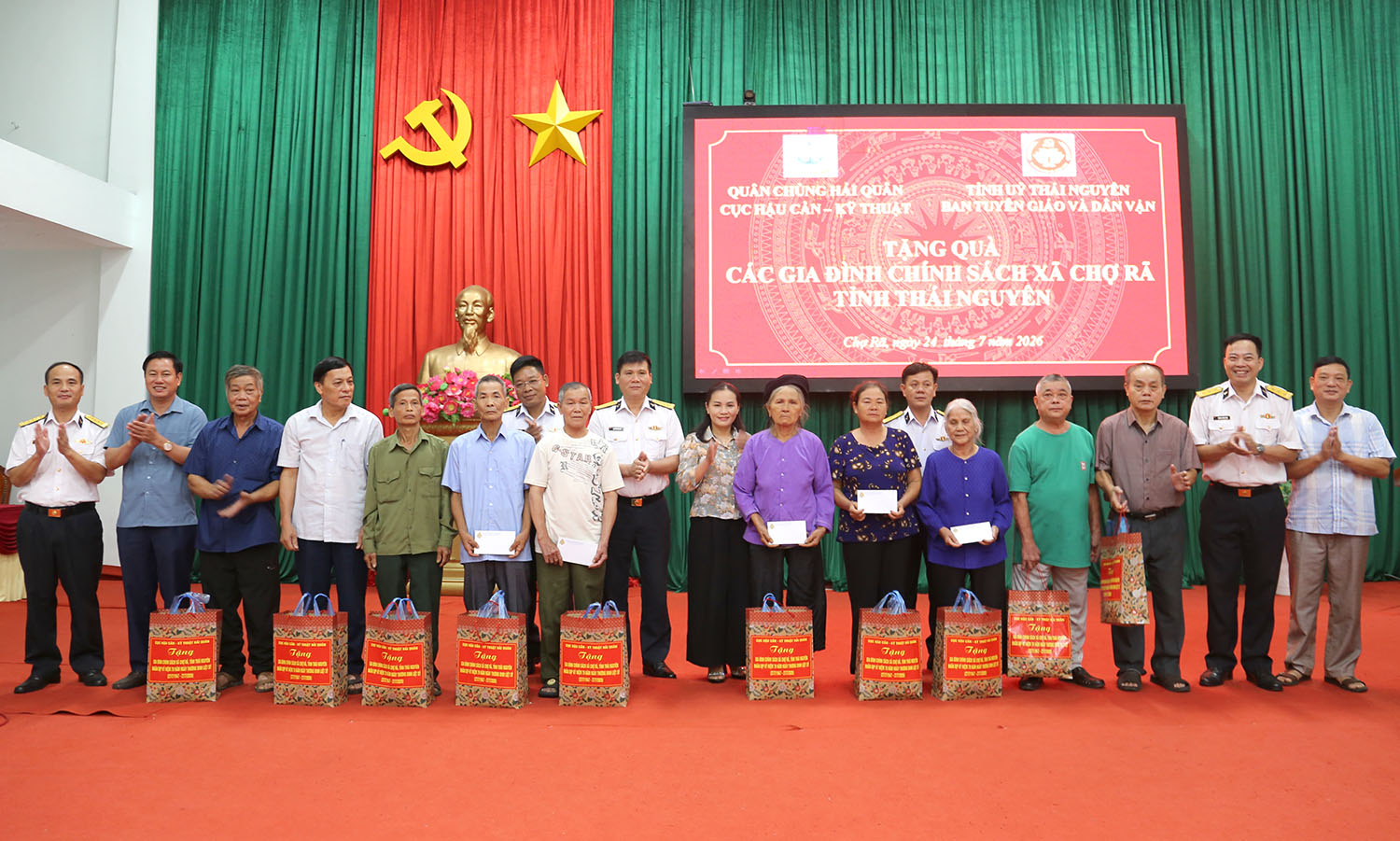 Cục Hậu cần - Kỹ thuật, Quân chủng Hải quân tặng quà các gia đình chính sách tại xã Chợ Rã