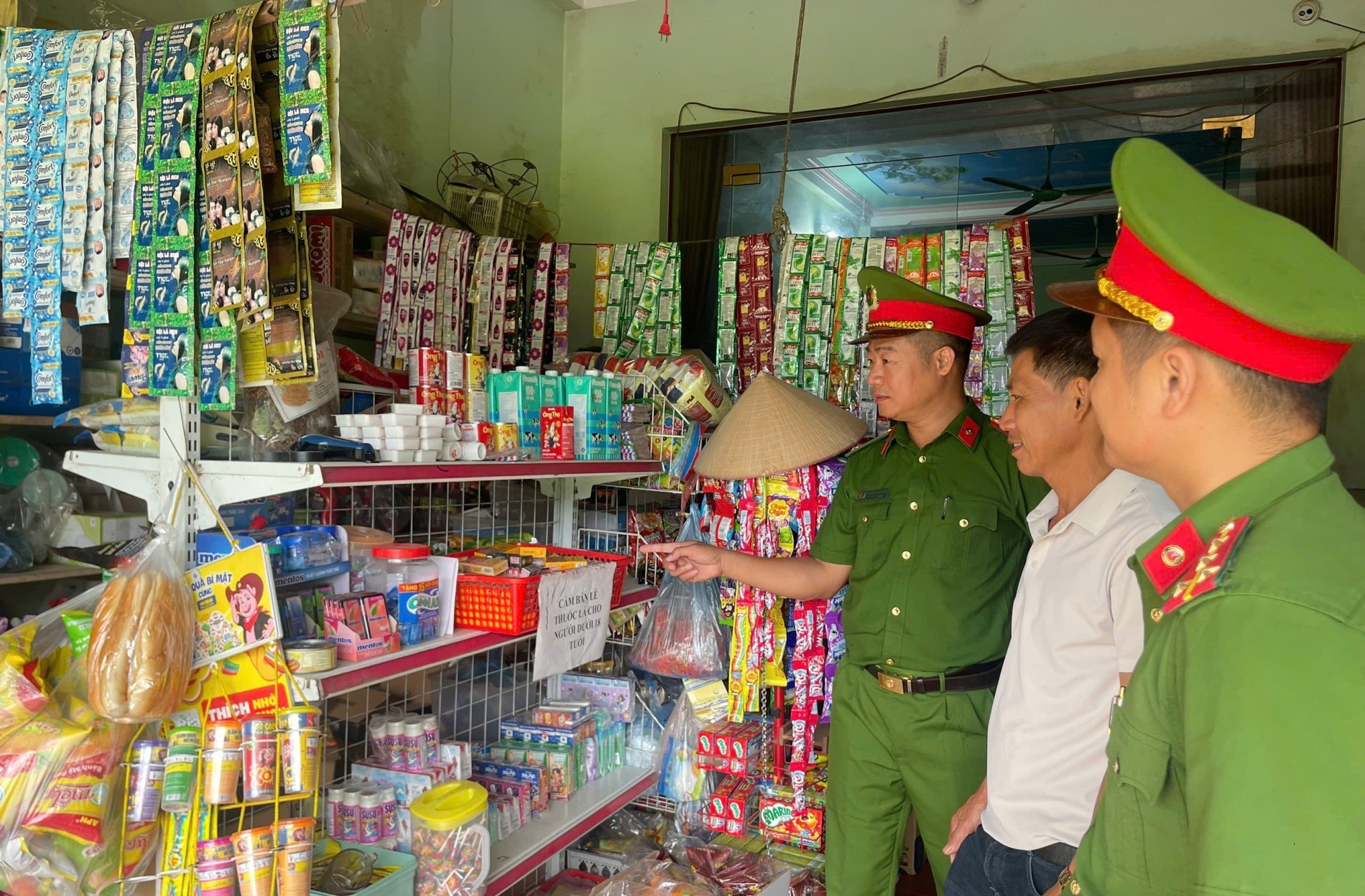 Công an xã Hợp Thành tăng cường kiểm tra cơ sở kinh doanh thuốc lá trên địa bàn