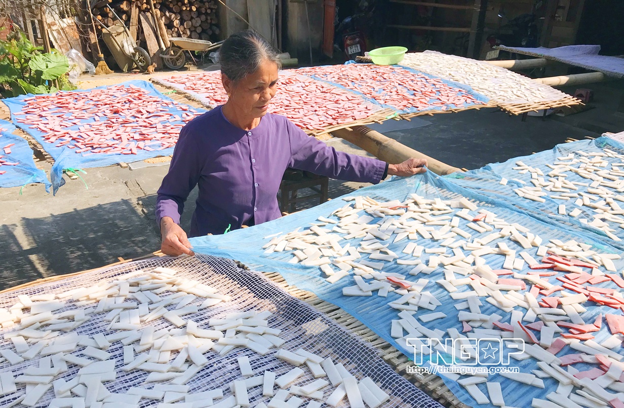 Giòn thơm bánh phồng Ba Bể - Hương Tết của người Tày, Nùng