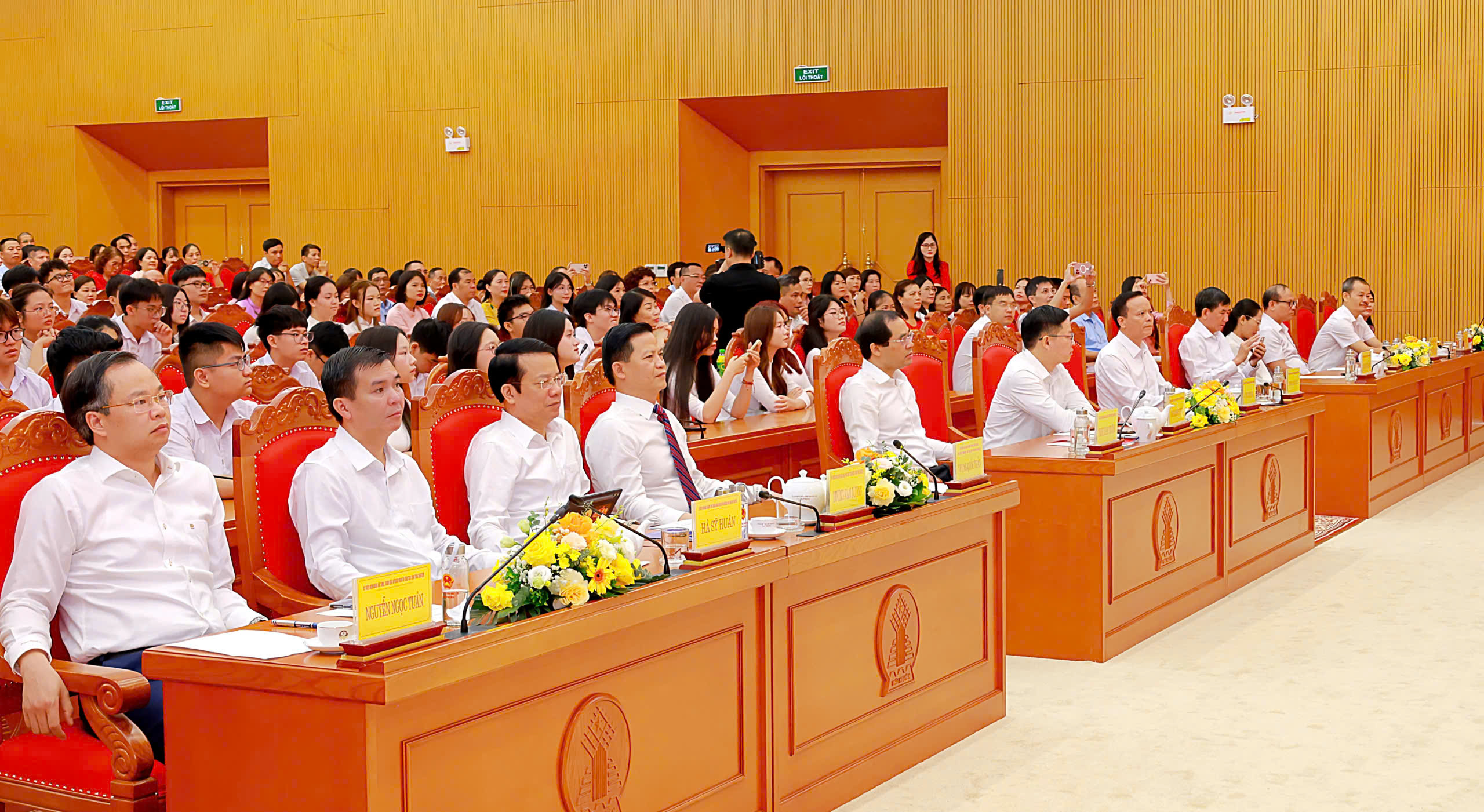 Anh-tin-bai