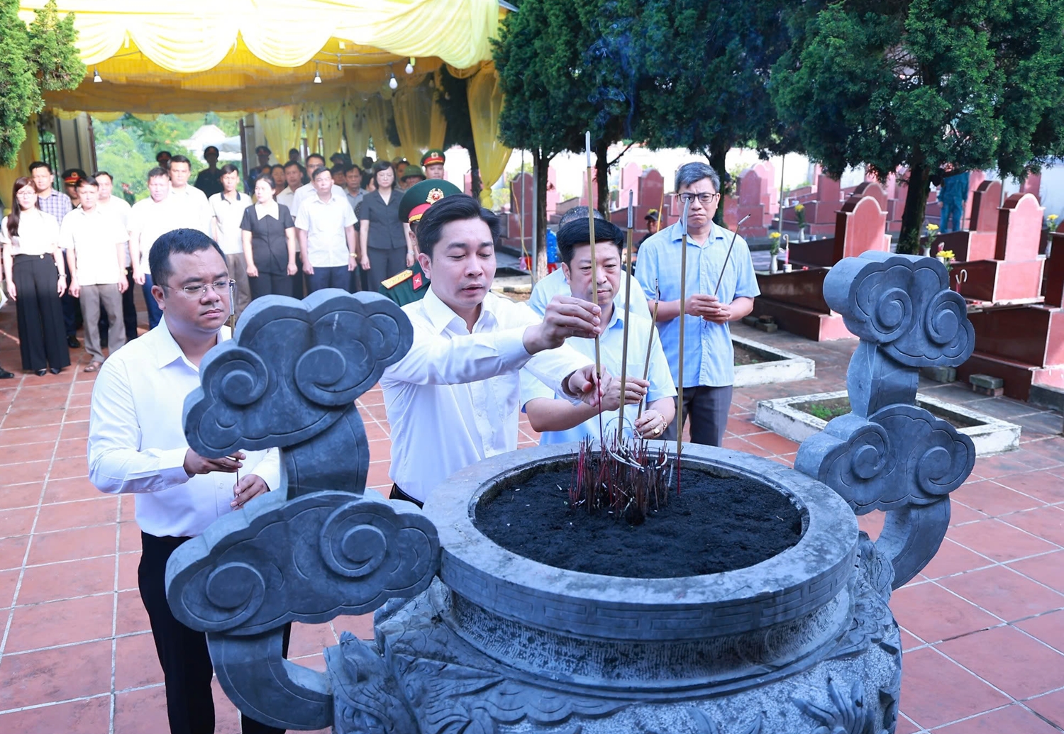 Lấy mẫu hài cốt liệt sĩ chưa xác định thông tin tại 2 nghĩa trang trên địa bàn xã Phú Lương