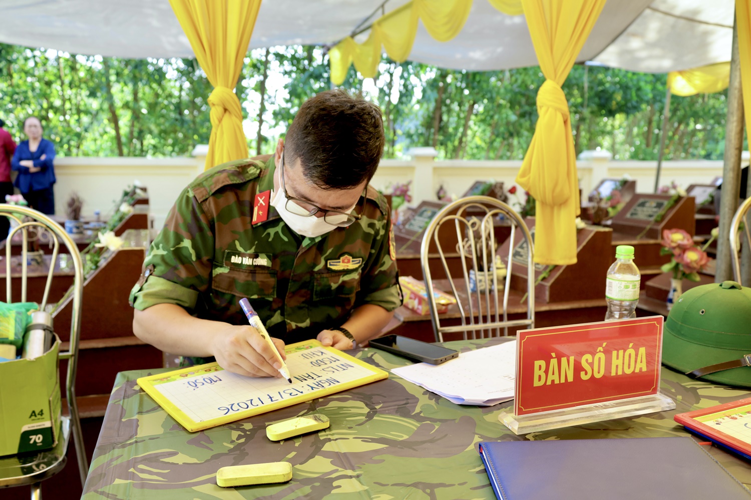Lấy mẫu hài cốt liệt sĩ chưa xác định thông tin tại Nghĩa trang Liệt sĩ Tân Cương (xã Tân Cương)