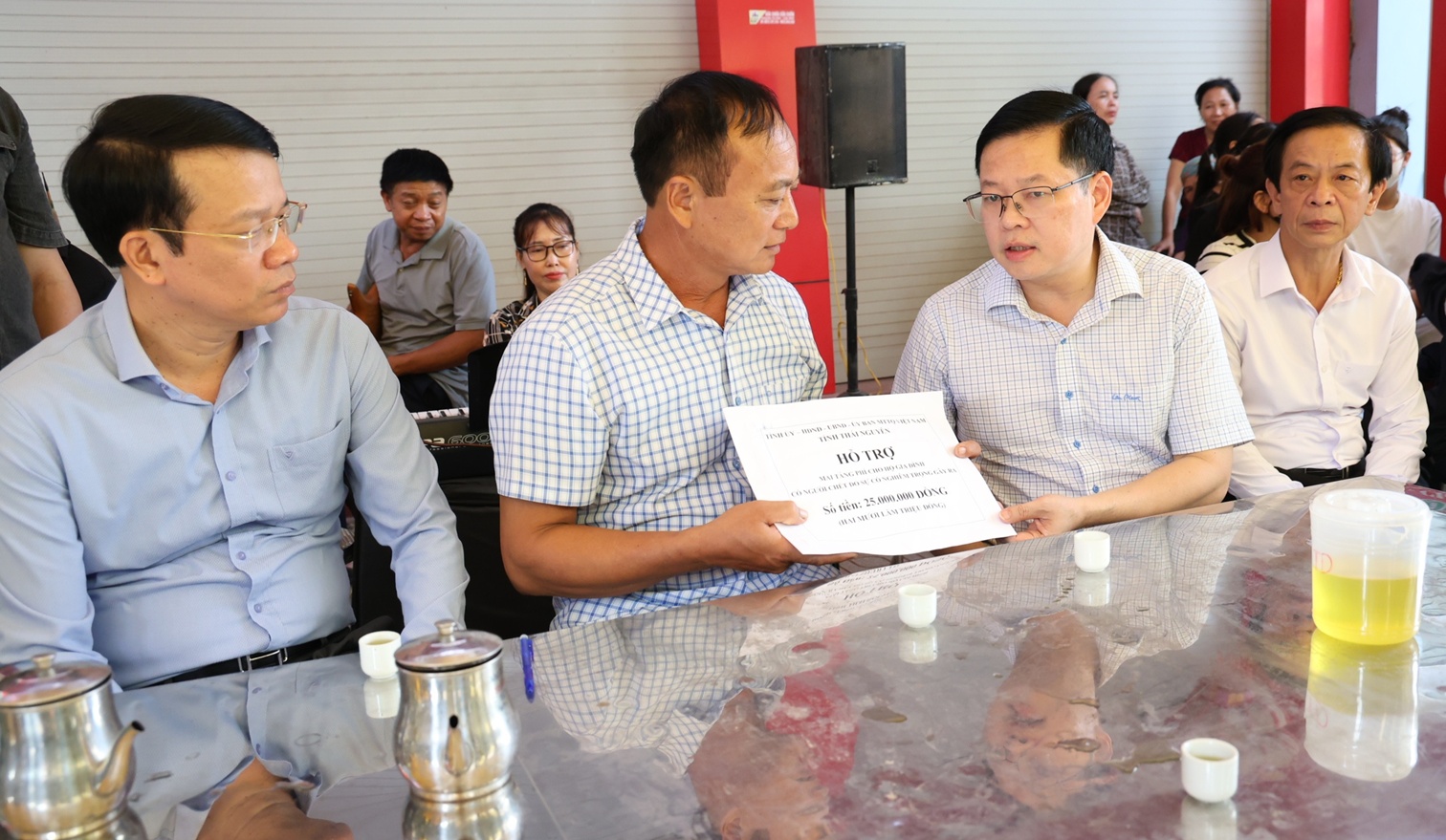 Lãnh đạo tỉnh thăm hỏi, động viên và hỗ trợ gia đình nạn nhân tại xã Phú Bình bị tai nạn giao thông