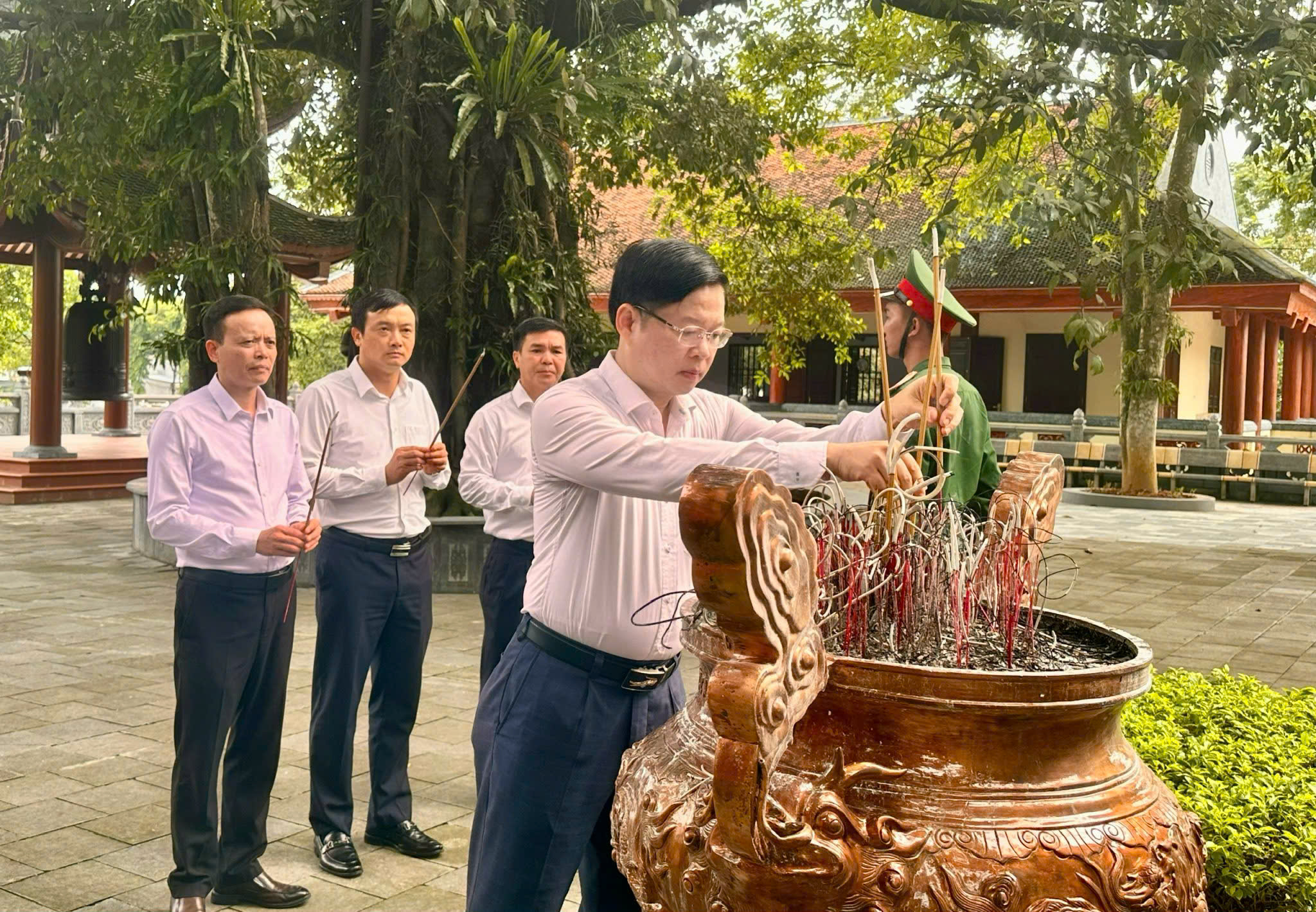 Anh-tin-bai