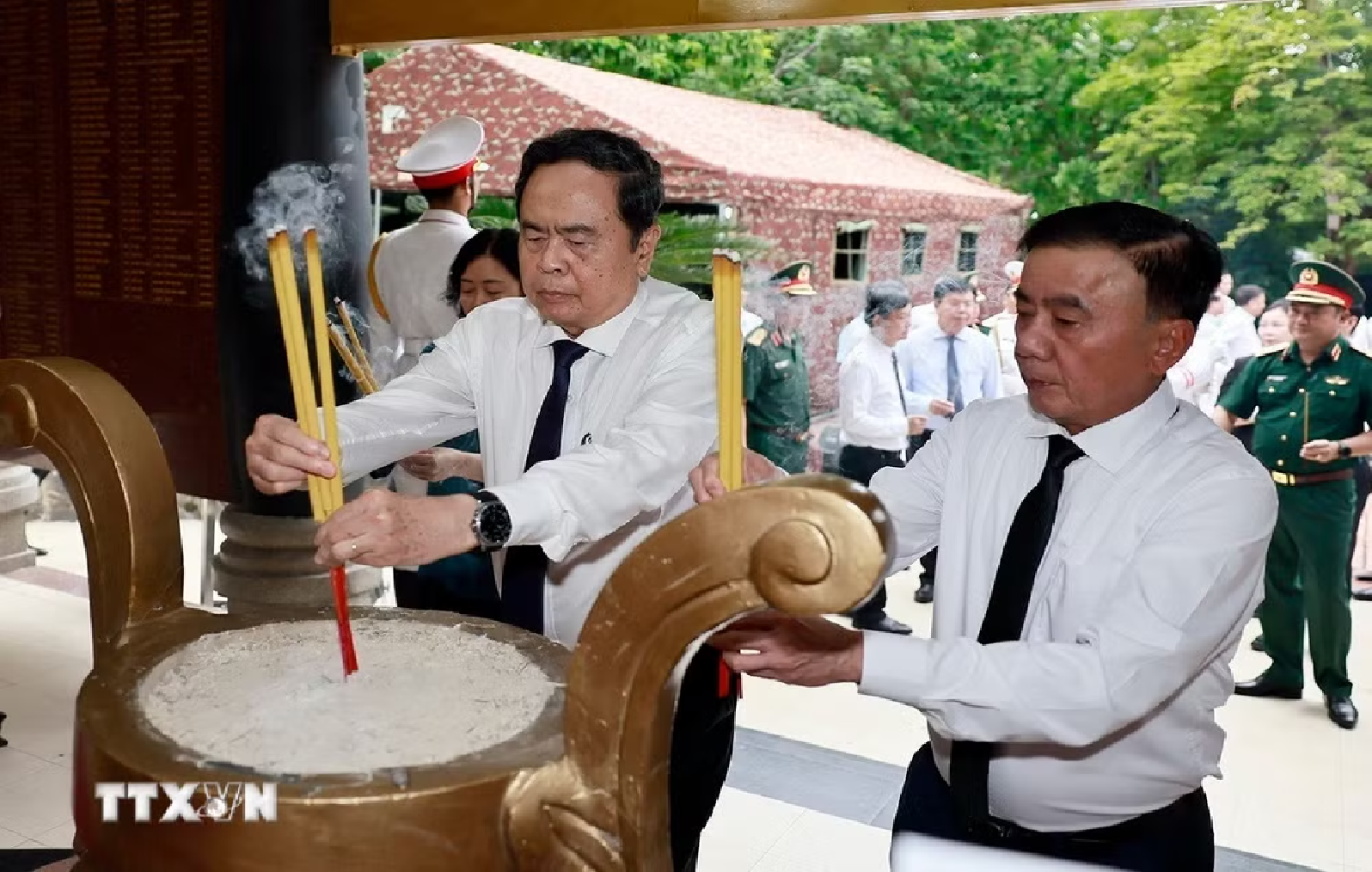 Anh-tin-bai