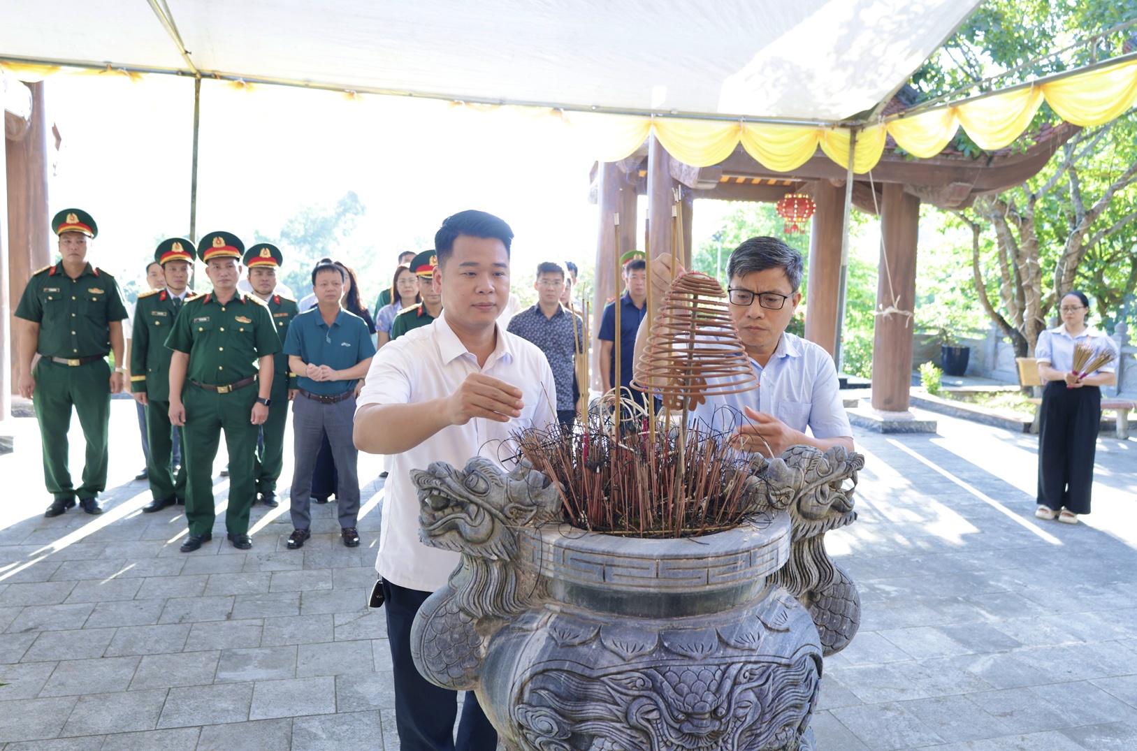 Anh-tin-bai