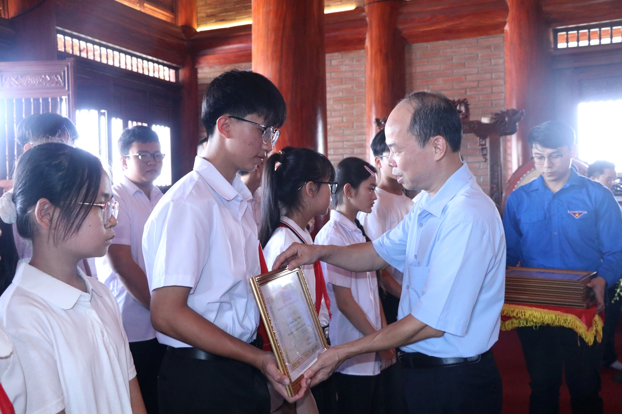 Anh-tin-bai