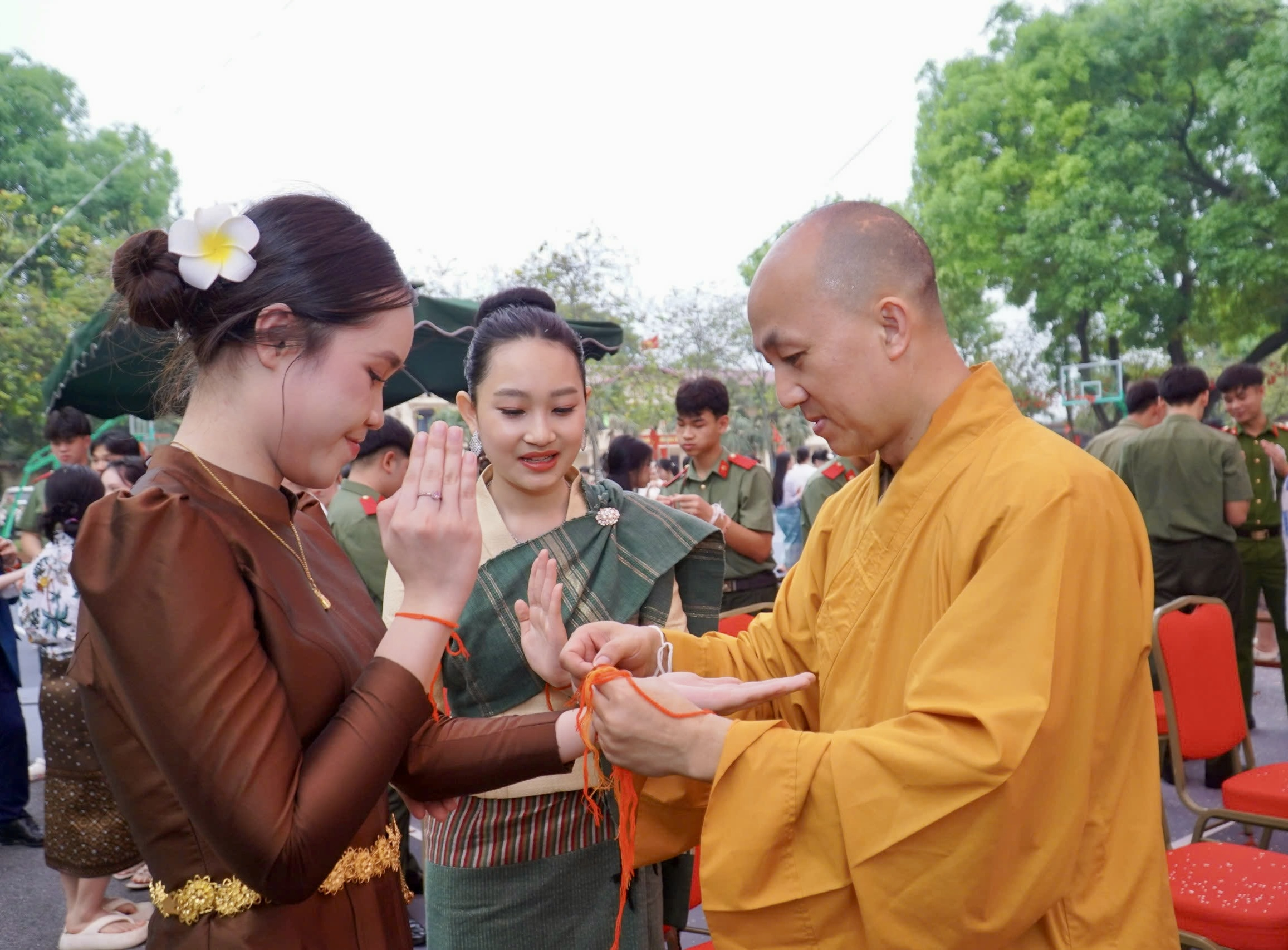 Gặp mặt hữu nghị, đón Tết Bunpimay cho lưu học sinh Lào