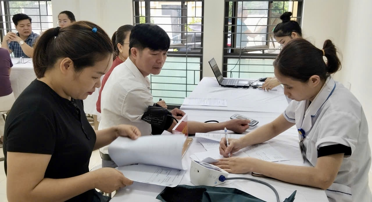 Hơn 2.000 người dân xã Chợ Mới được khám sức khỏe định kỳ, khám sàng lọc miễn phí
