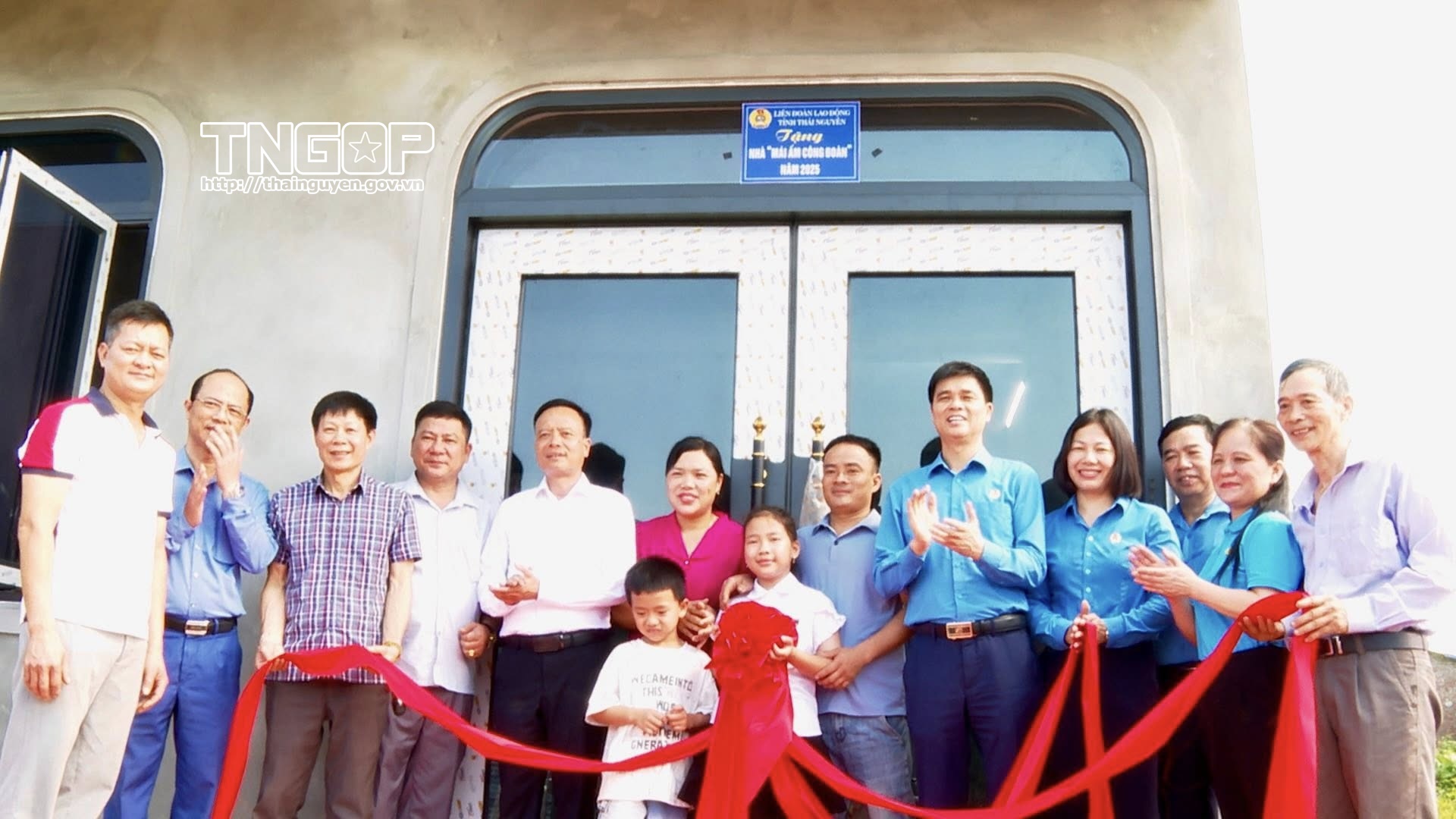 Khánh thành và gắn biển nhà “Mái ấm Công đoàn” cho đoàn viên có hoàn cảnh khó khăn