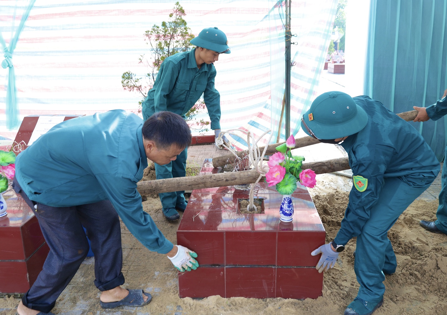 Trang nghiêm, chặt chẽ trong lấy mẫu hài cốt liệt sĩ tại Nghĩa trang liệt sĩ Ký Phú