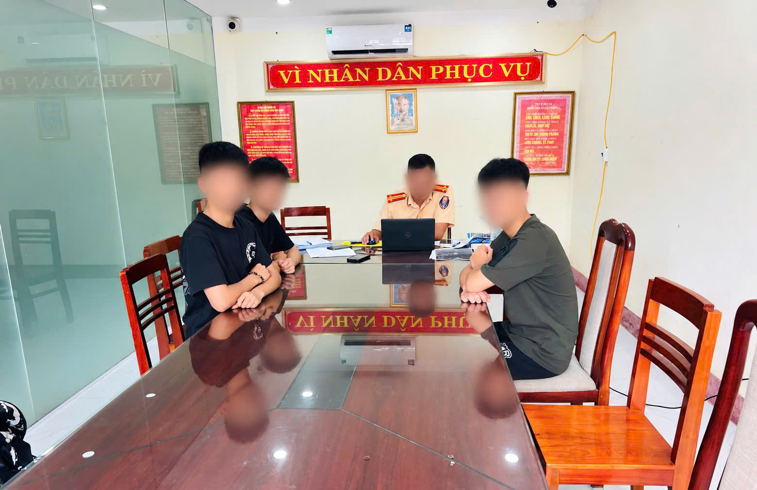 Xác minh, xử lý nam thanh niên điều khiển xe mô tô bằng một bánh