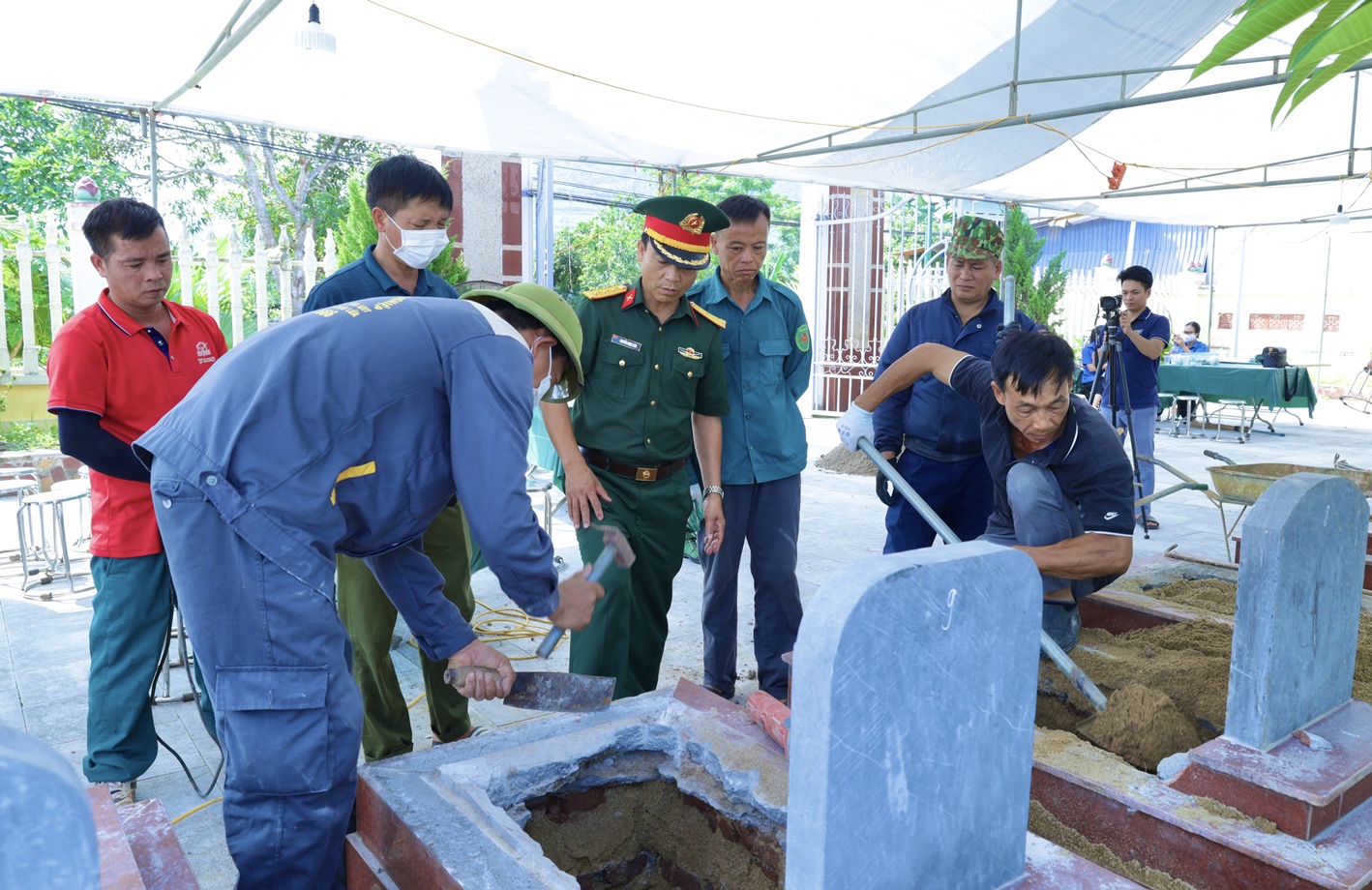 Lấy mẫu hài cốt liệt sĩ chưa xác định thông tin tại các nghĩa trang trên địa bàn xã La Bằng