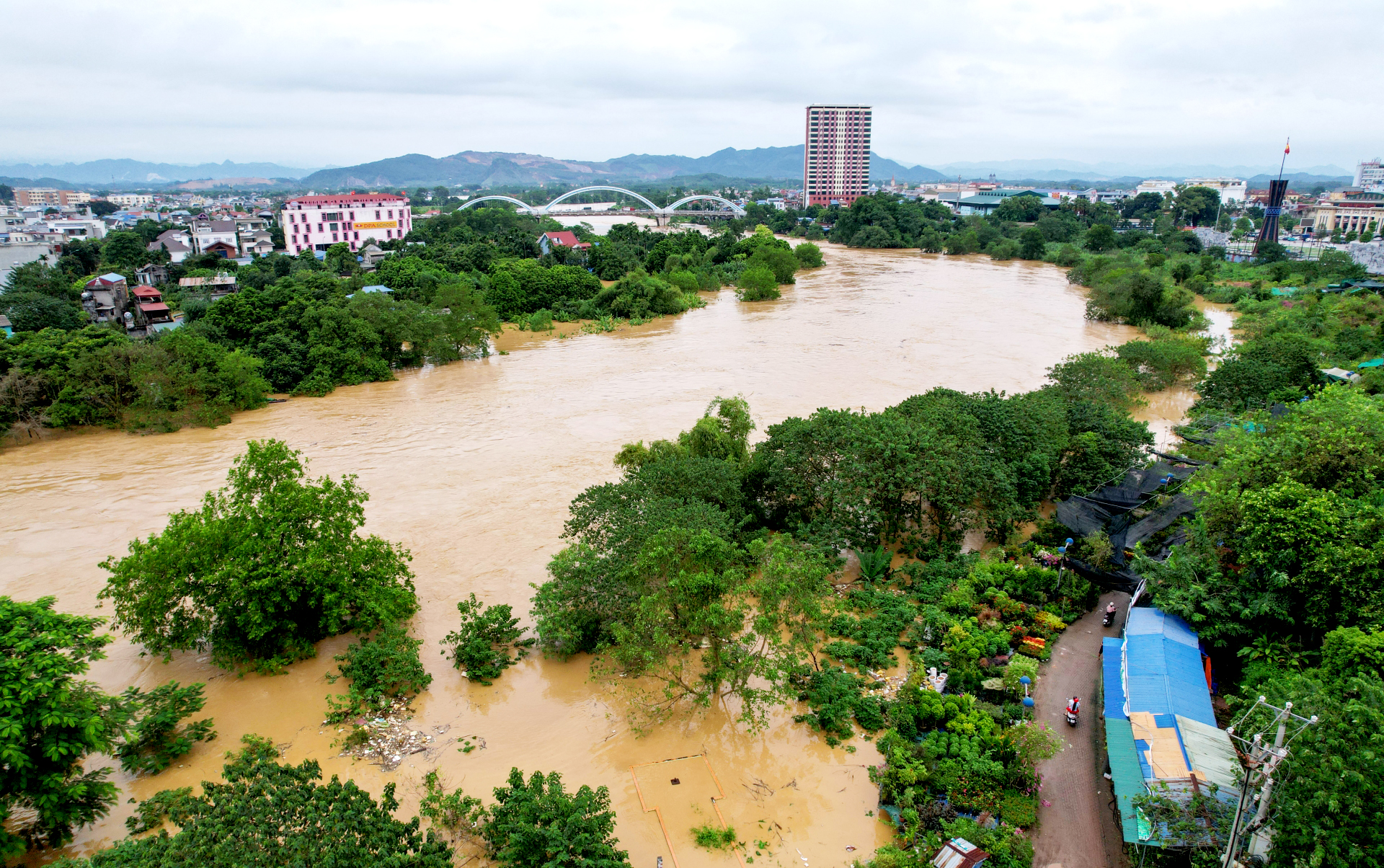 Chủ động ứng phó với mưa lớn, lũ, ngập lụt, lũ quét, sạt lở đất, lốc, sét, mưa đá