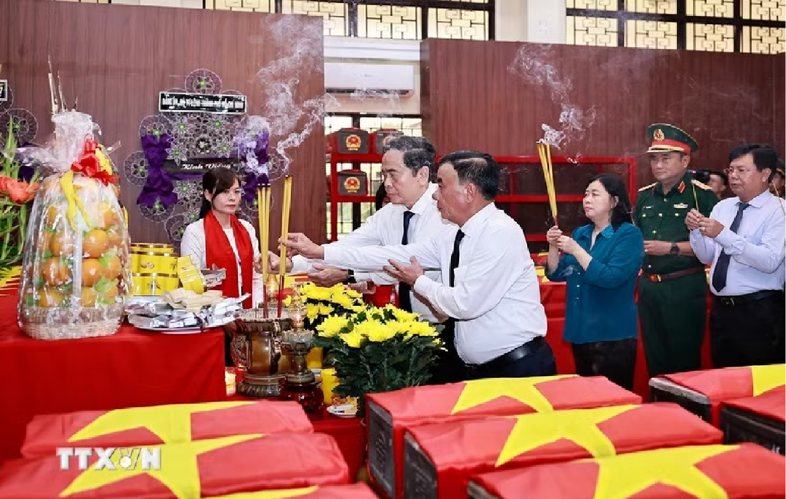 Chủ tịch Quốc hội Trần Thanh Mẫn dâng hương tri ân các Anh hùng liệt sỹ tại TP Hồ Chí Minh