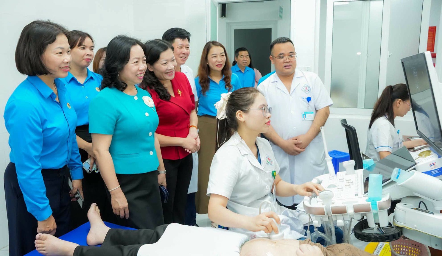 50 nữ đoàn viên, người lao động đang mang thai được khám, tư vấn và chăm sóc sức khỏe