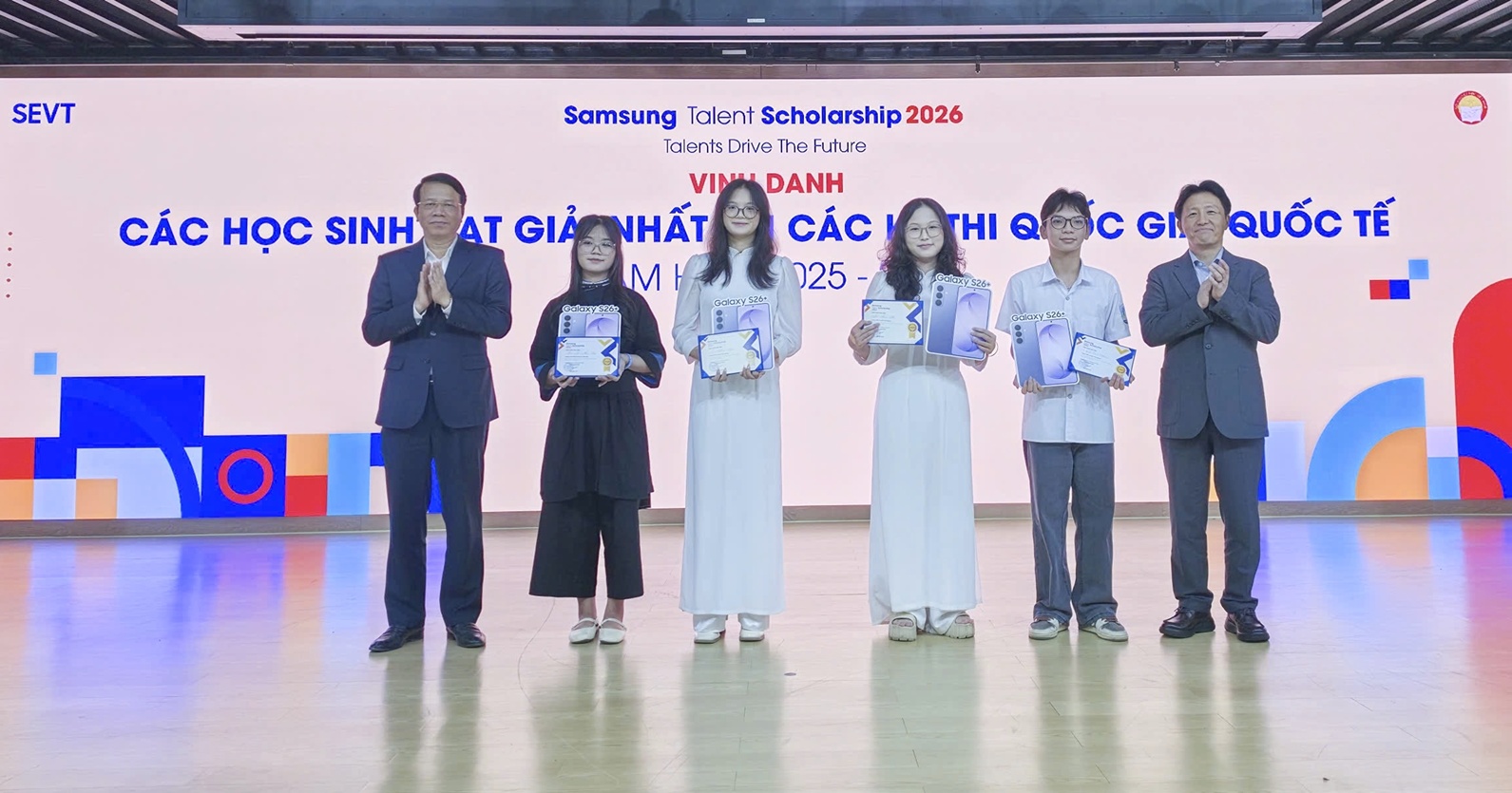 Samsung trao học bổng và khen thưởng cho học sinh, giáo viên xuất sắc của tỉnh Thái Nguyên