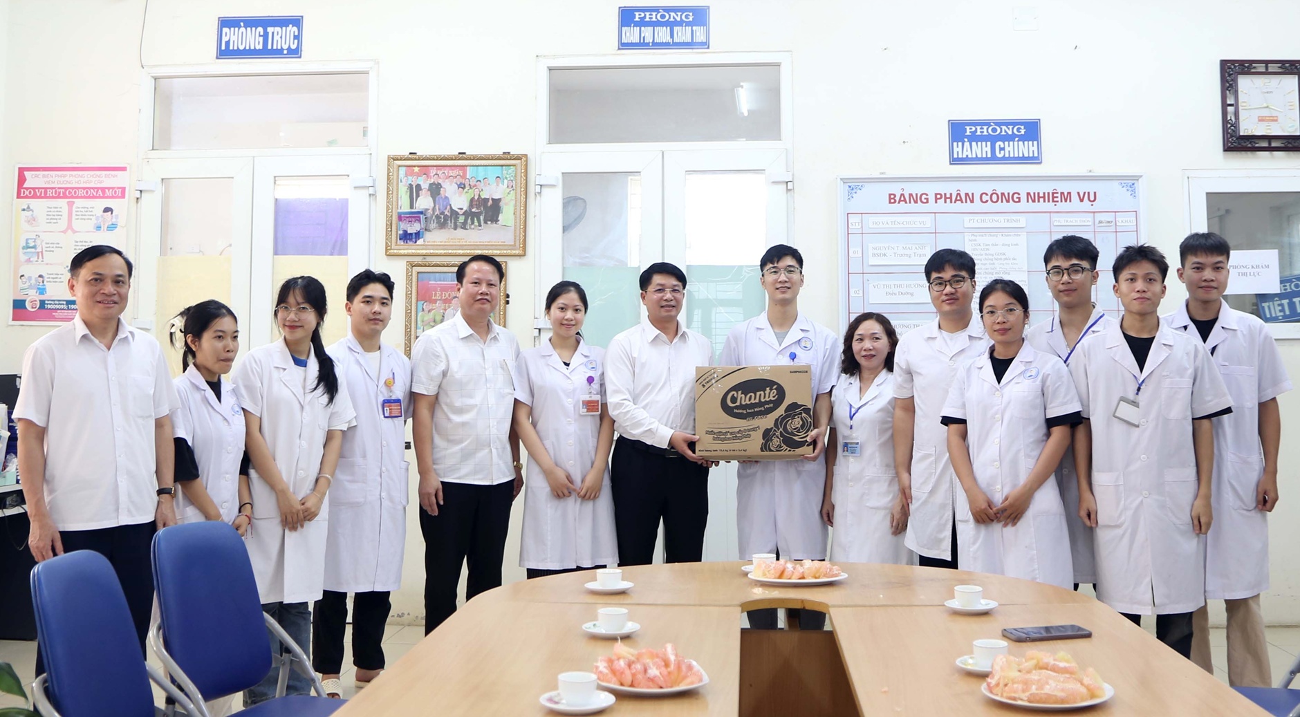 Lãnh đạo tỉnh thăm, động viên sinh viên tham gia hỗ trợ hoạt động chăm sóc sức khỏe Nhân dân
