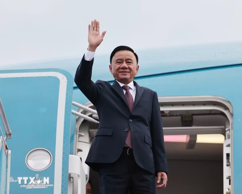 Thường trực Ban Bí thư Trần Cẩm Tú lên đường thăm chính thức Singapore