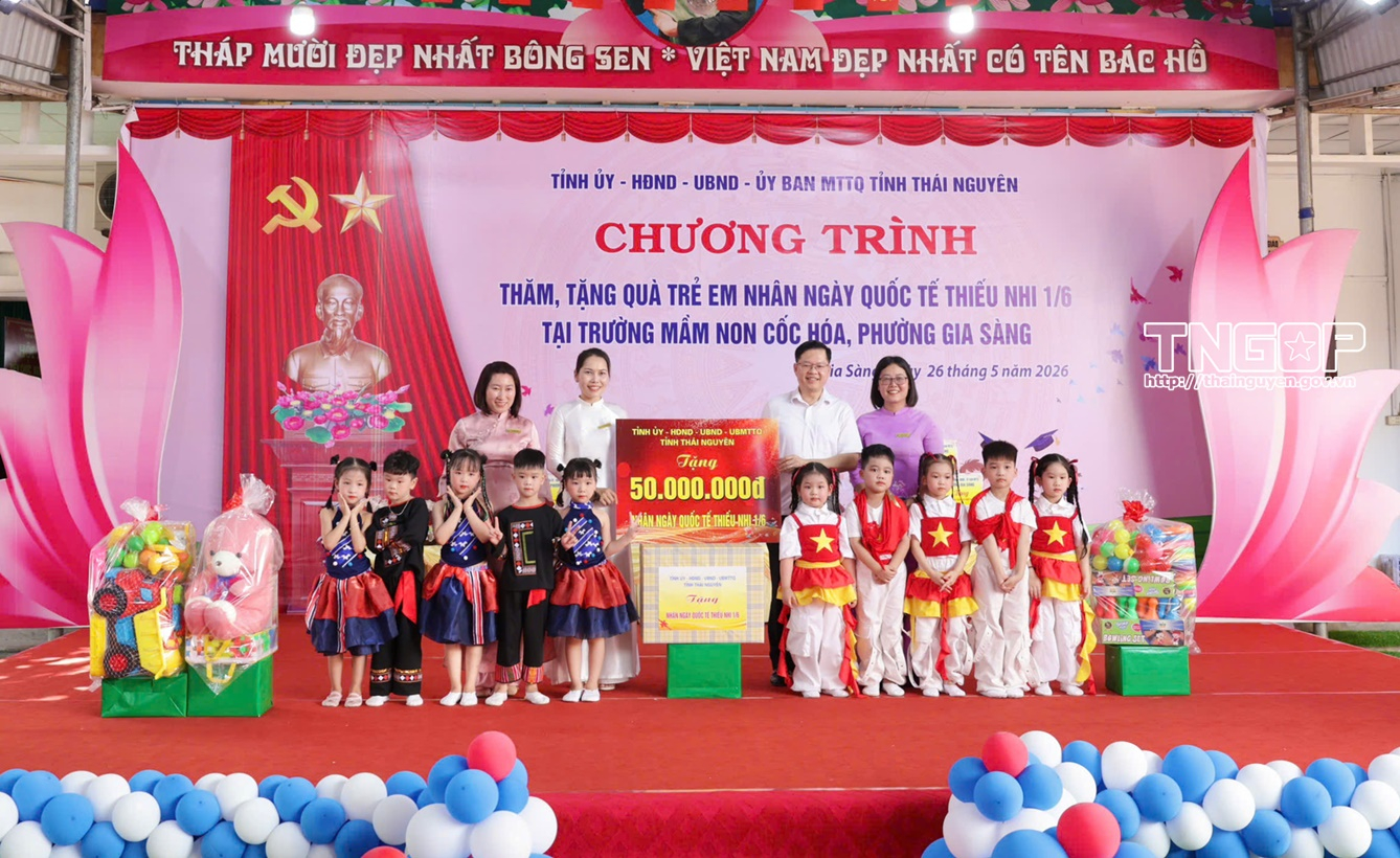 Đồng chí Chủ tịch Ủy ban MTTQ tỉnh tặng quà cho trẻ em Trường Mầm non Cốc Hóa, phường Gia Sàng