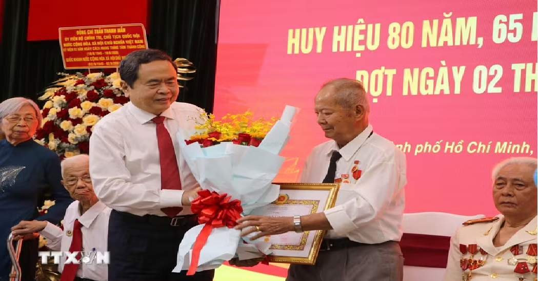 Chủ tịch Quốc hội trao Huy hiệu Đảng tặng các đồng chí lão thành cách mạng