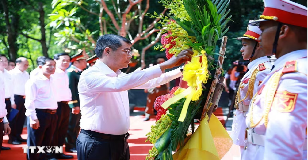 Thủ tướng Lê Minh Hưng tri ân các anh hùng liệt sỹ tại tỉnh Quảng Trị