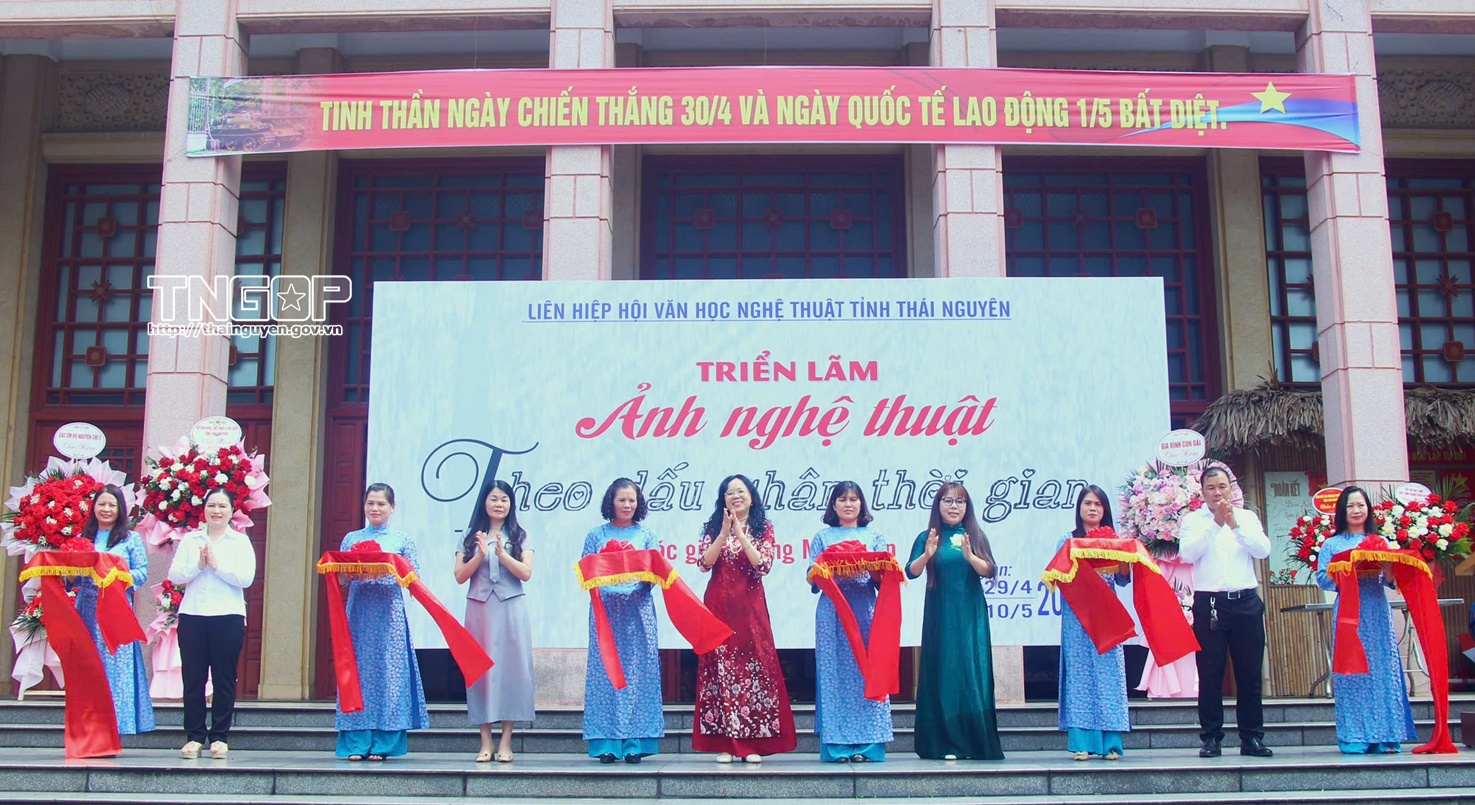Khai mạc Triển lãm ảnh nghệ thuật “Theo dấu chân thời gian”